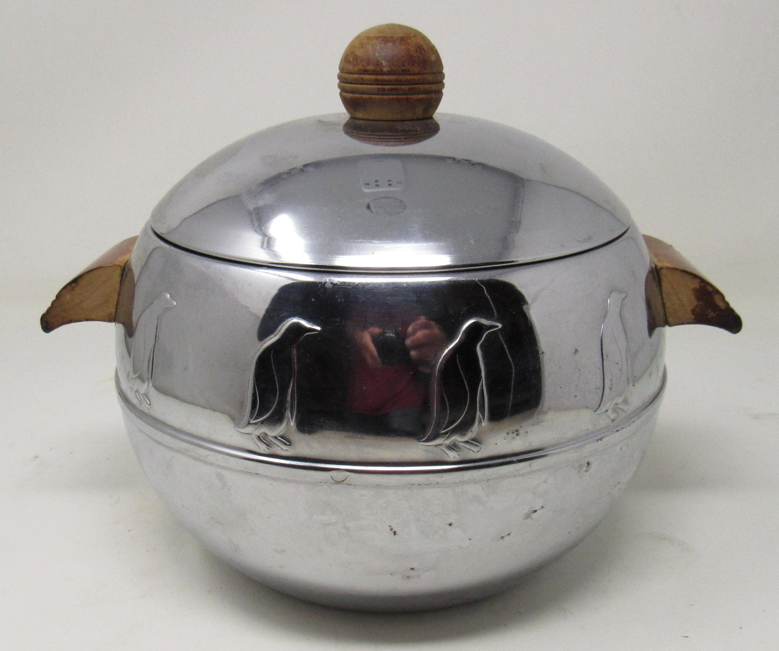 Vintage Penguin Hot & Cold Chrome Server: Approx 8" in diameter