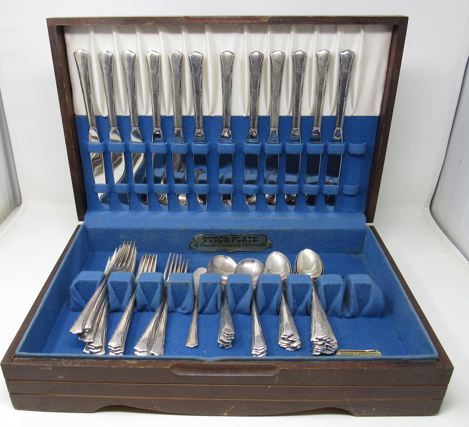 69 Pieces Gorham Sterling Silver Flatware: Approx 69 pieces. Total weight not including the butter knives is apprx 2015 grams. Each butter knife with stainless blade weighs approx 65 grams. ( Not included in the 2015 gram weight)