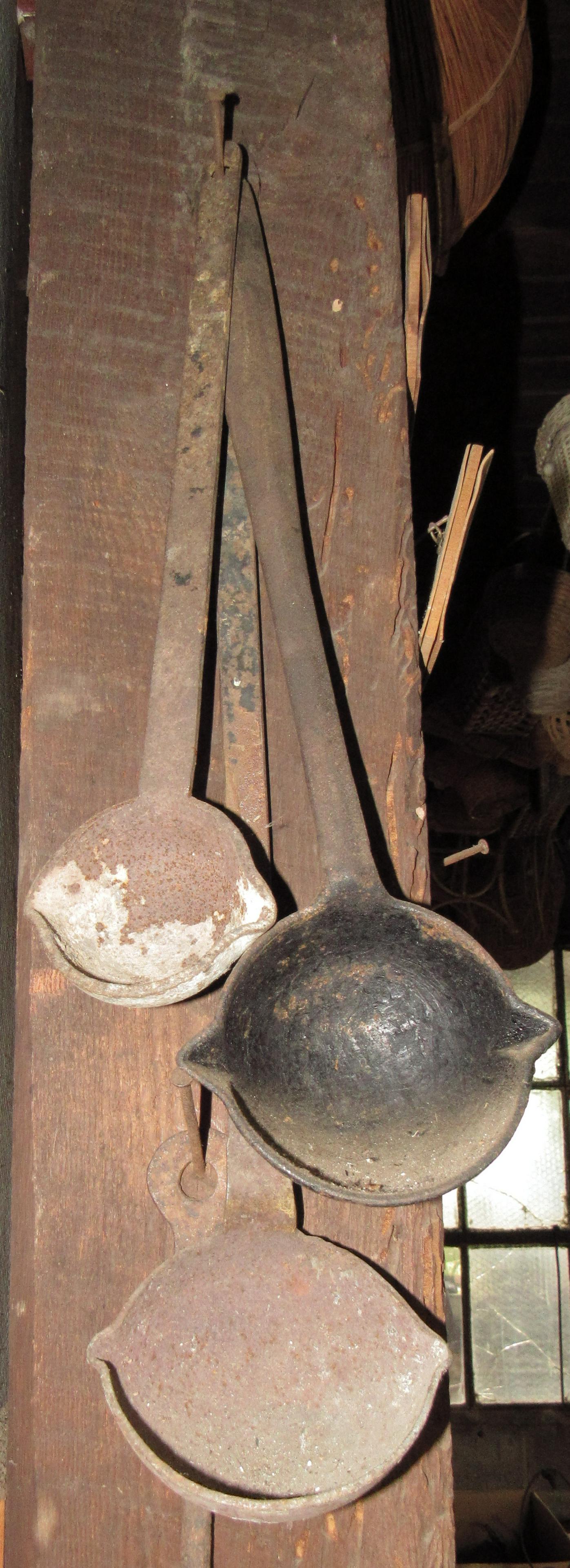 Cast Iron Ladles Fire Pokers & Butcher Fork: Getting all items on beam, EXCEPT THE STOVE CRANK. THAT IS NOT INCLUDED !