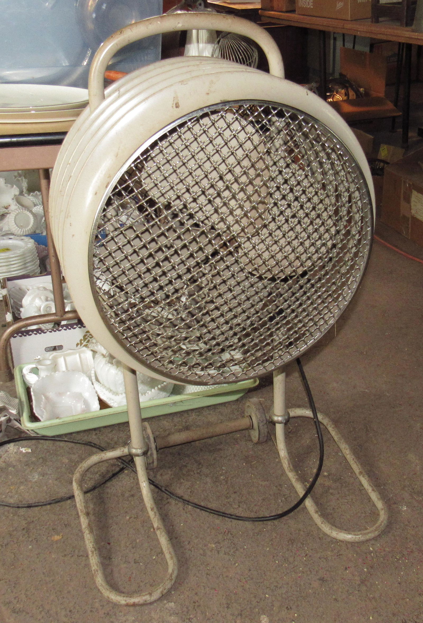 Vintage Floor Fan: Approx 20" in diameter and 38" tall