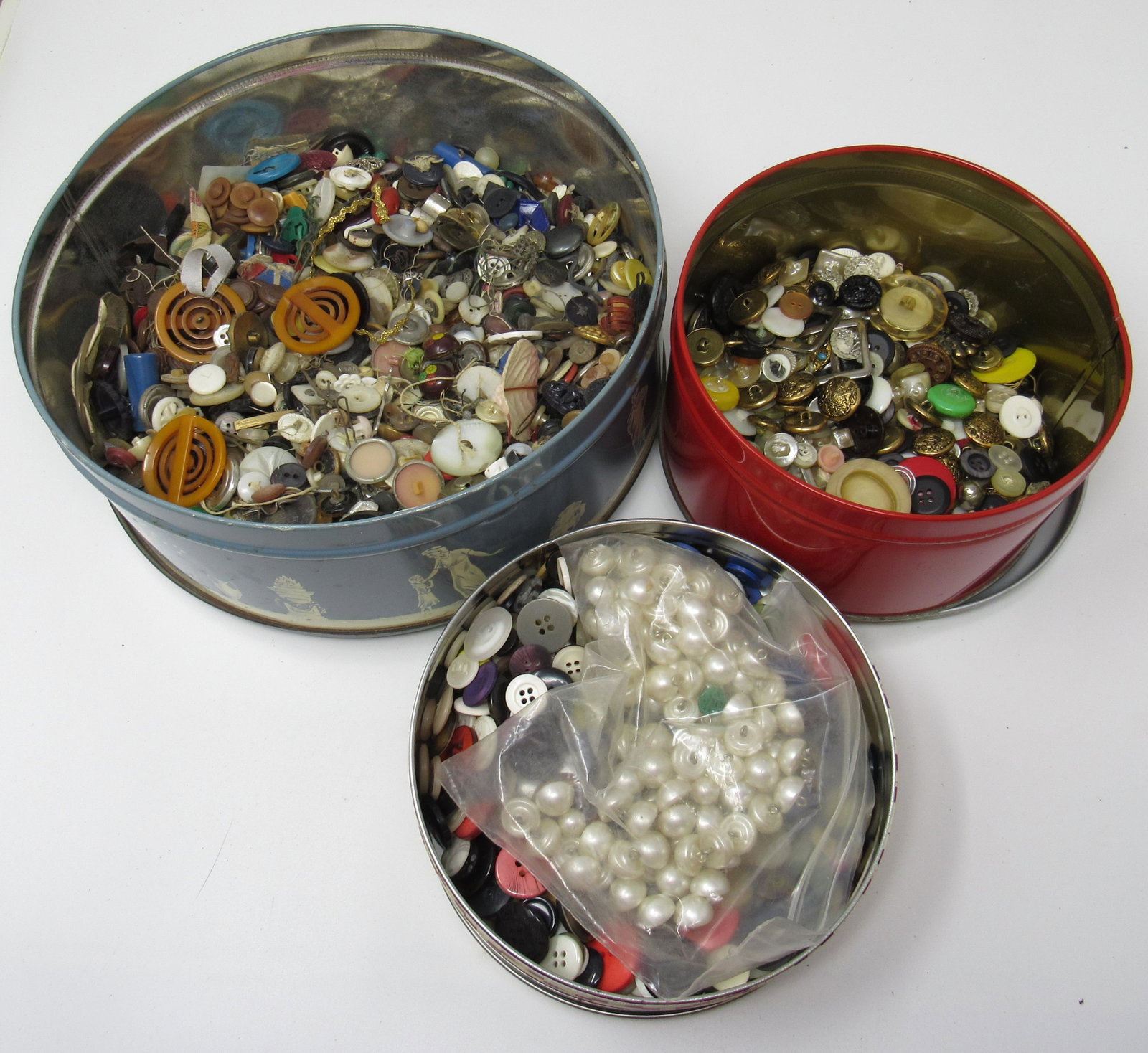Buttons Incl Bakelite: Getting all pictured