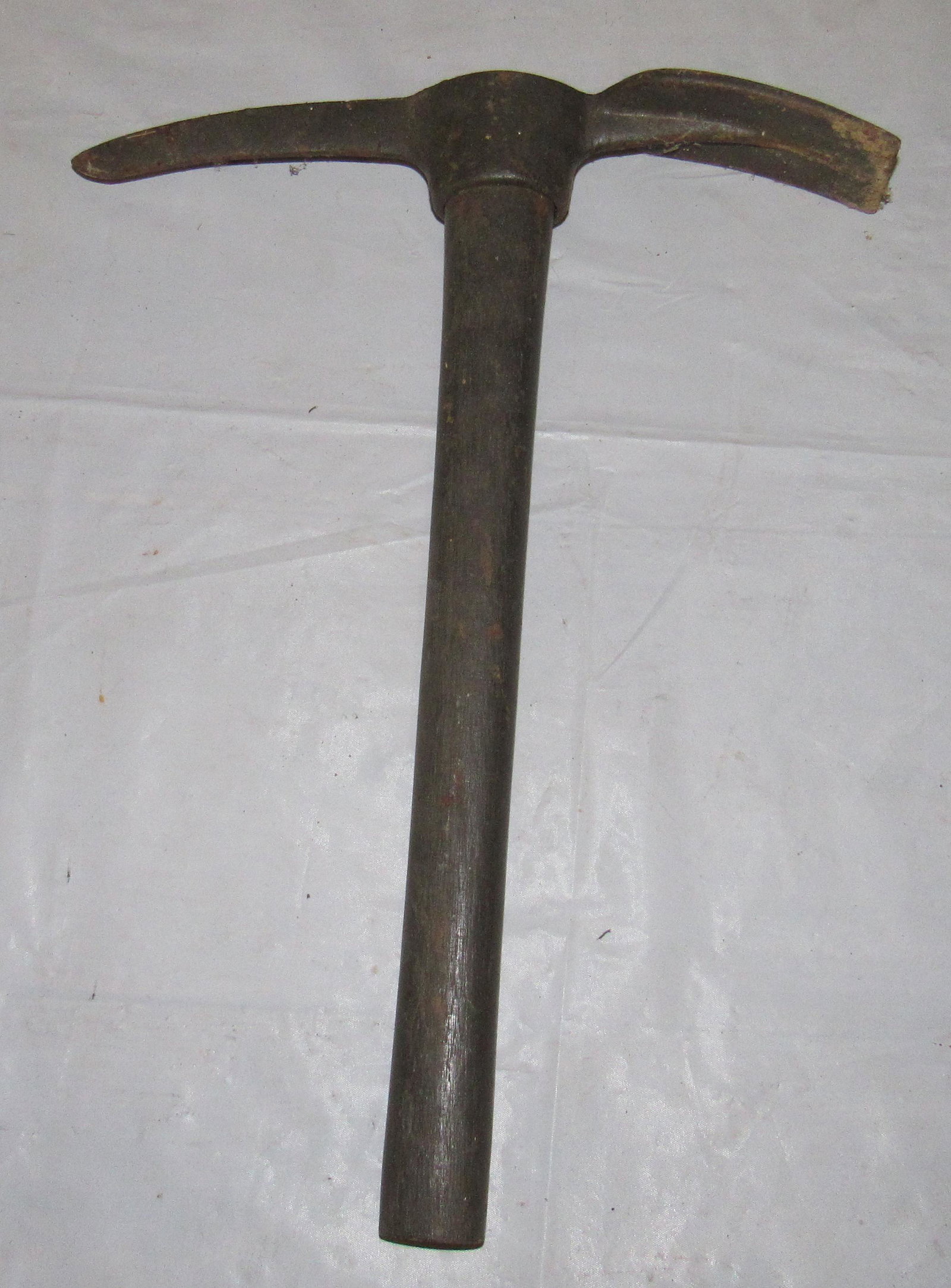Pick: Approx 16 1/2" long and blade is approx 2 1/4" wide. Head is marked Taiwan