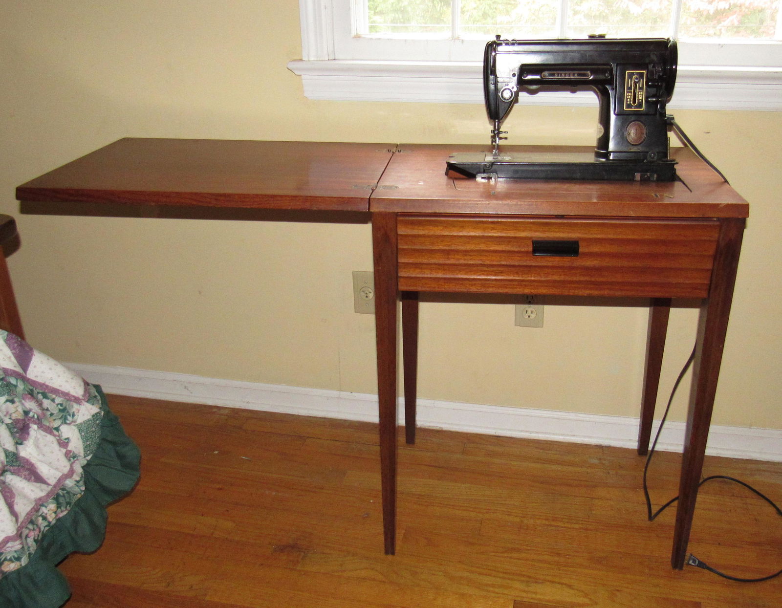 Singer Sewing Machine: Approx 17" ( closed ) x 24" x 31" tall.