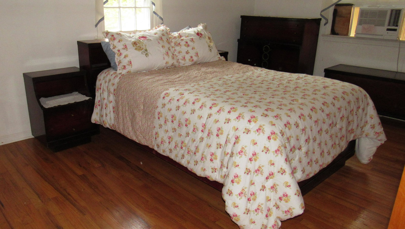Bedroom Set w/ Full Bed: Lot includes 2 Dressers , 2 nightstands, Lane Blanket Chest and Bed