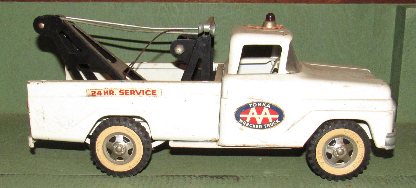 Tonka Wrecker Tow Truck: Apprx 13 1/2" long