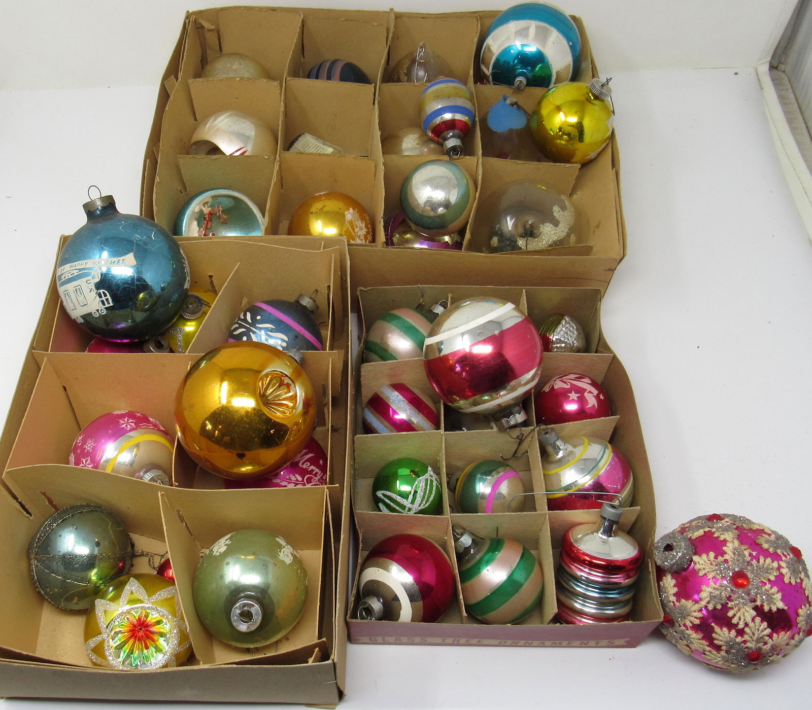 Antique & Vintage Christmas Ornaments: Getting all pictured