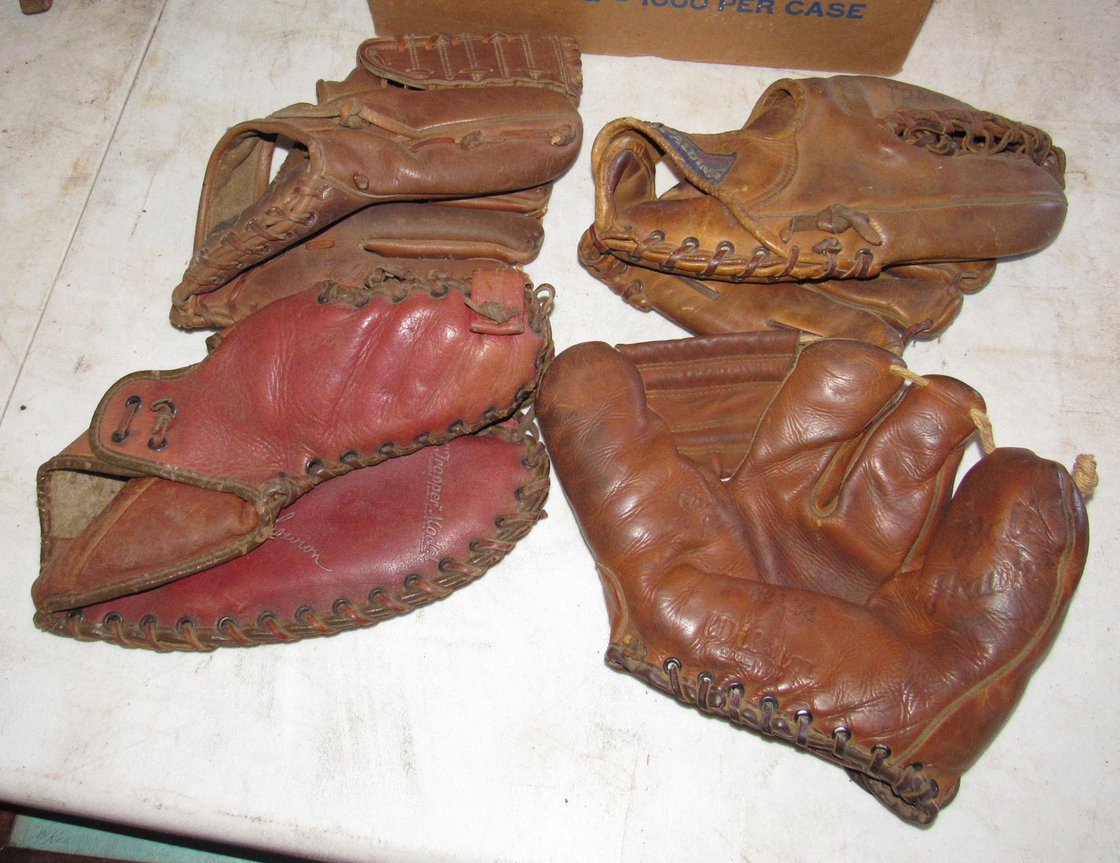 Baseball Gloves incl Wilson Ball Hawk: Includes balls