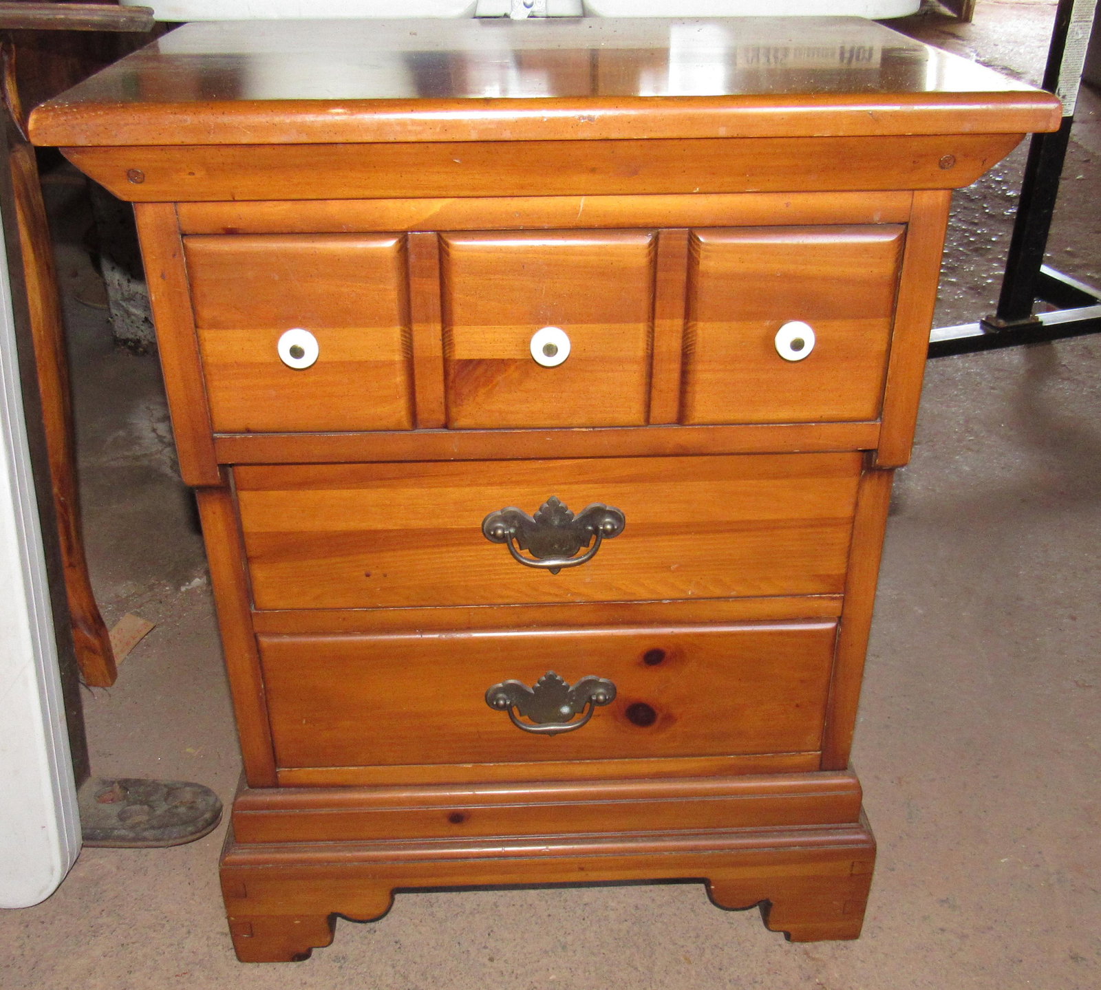 Continental 3 Drawer Stand: Approx 15 1/2" x 22 1/2" x 27 3/4" tall