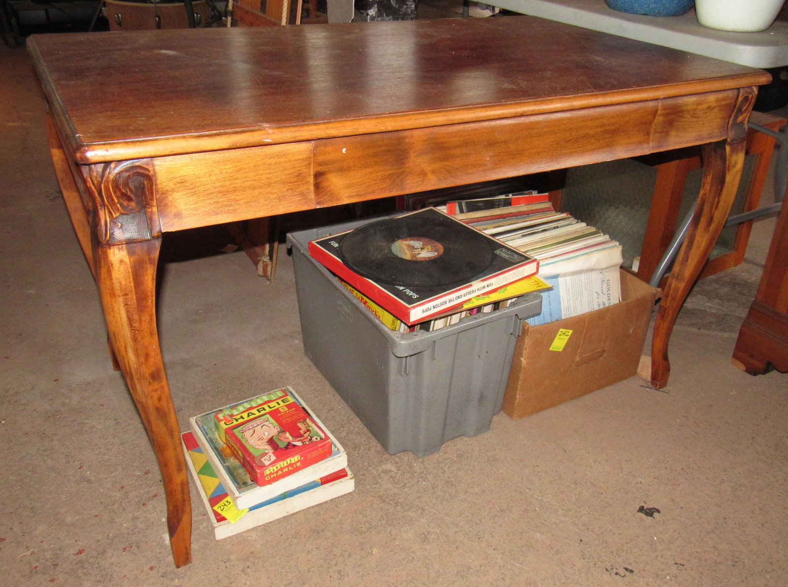 Table: Approx 27 3/4" x 46" x 28 1/2" tall