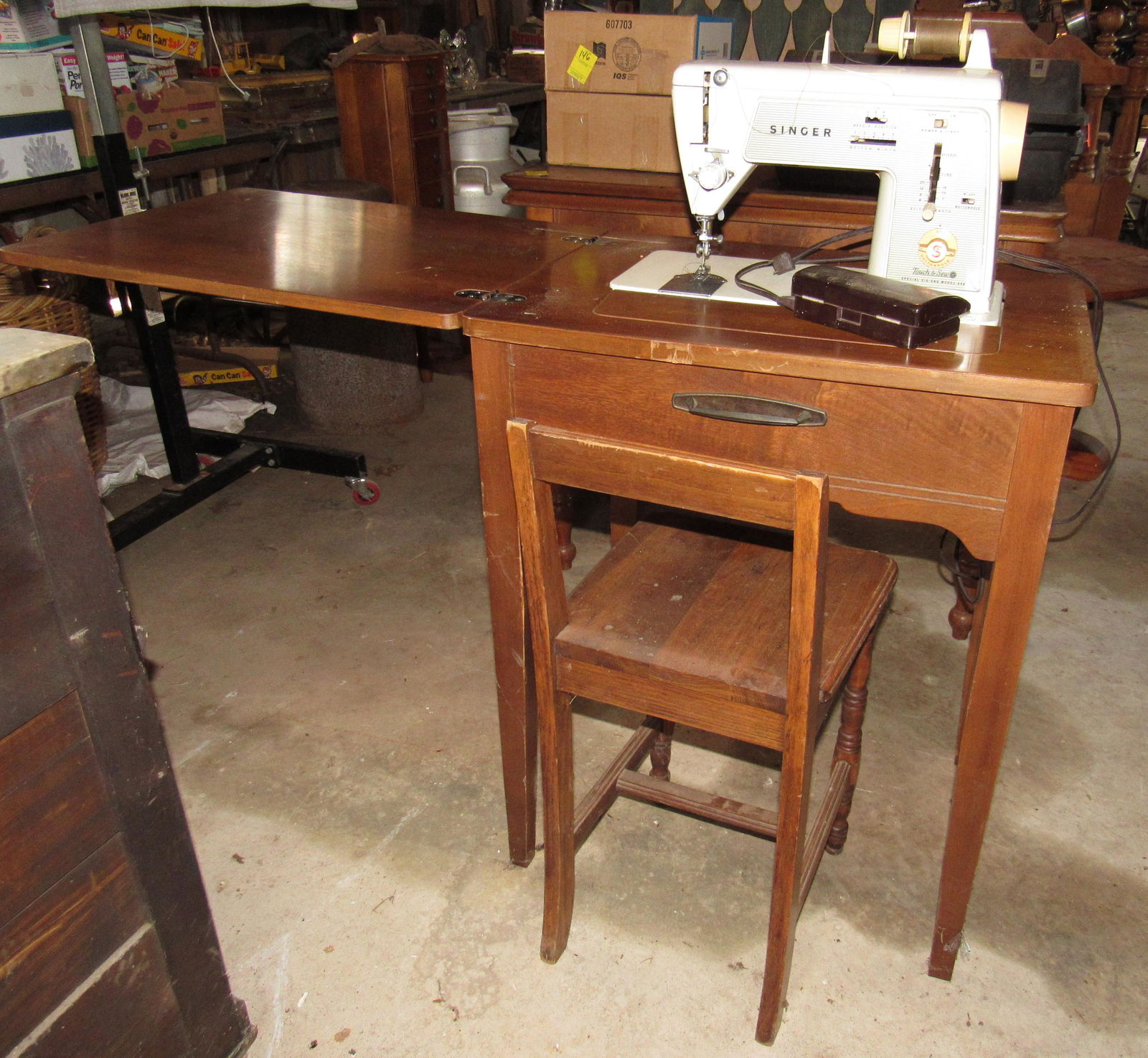 Singer Sewing Machine: with chair