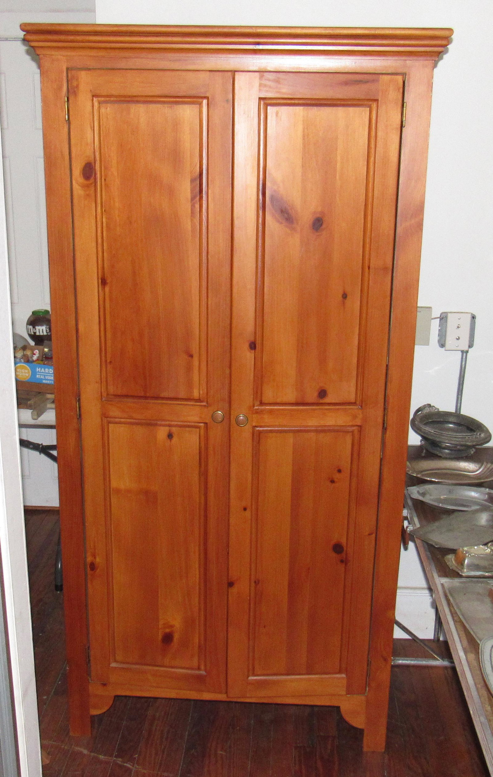 Entertainment Center: Apprx 24" x 37" x 73" tall. Pick up in afternoon only !