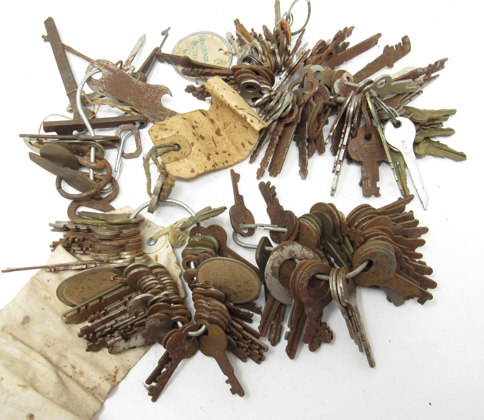 Antique & Vintage Keys: Getting all pictured