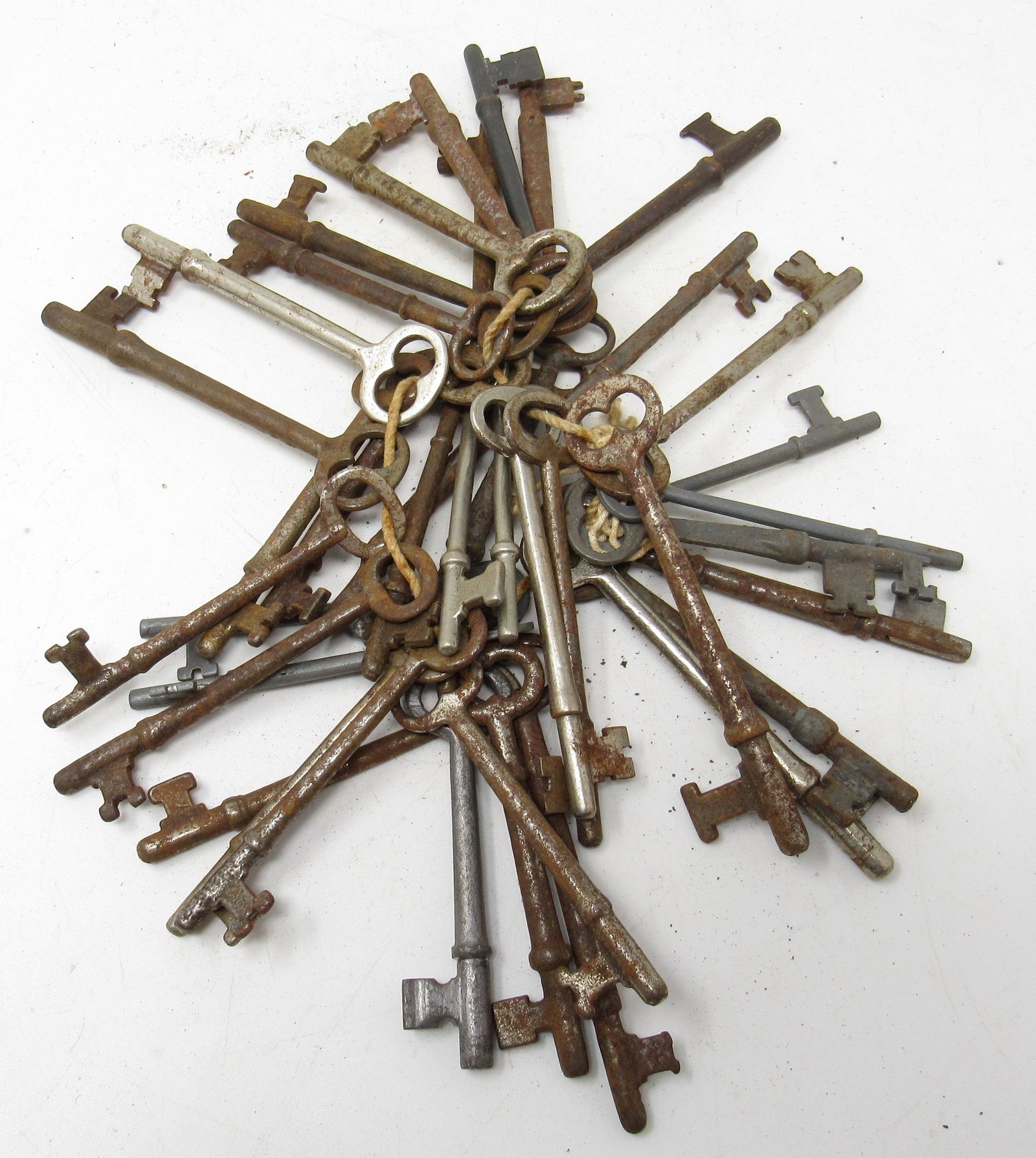 Antique / Vintage Skeleton Keys: Longest is approx 3 3/4" long