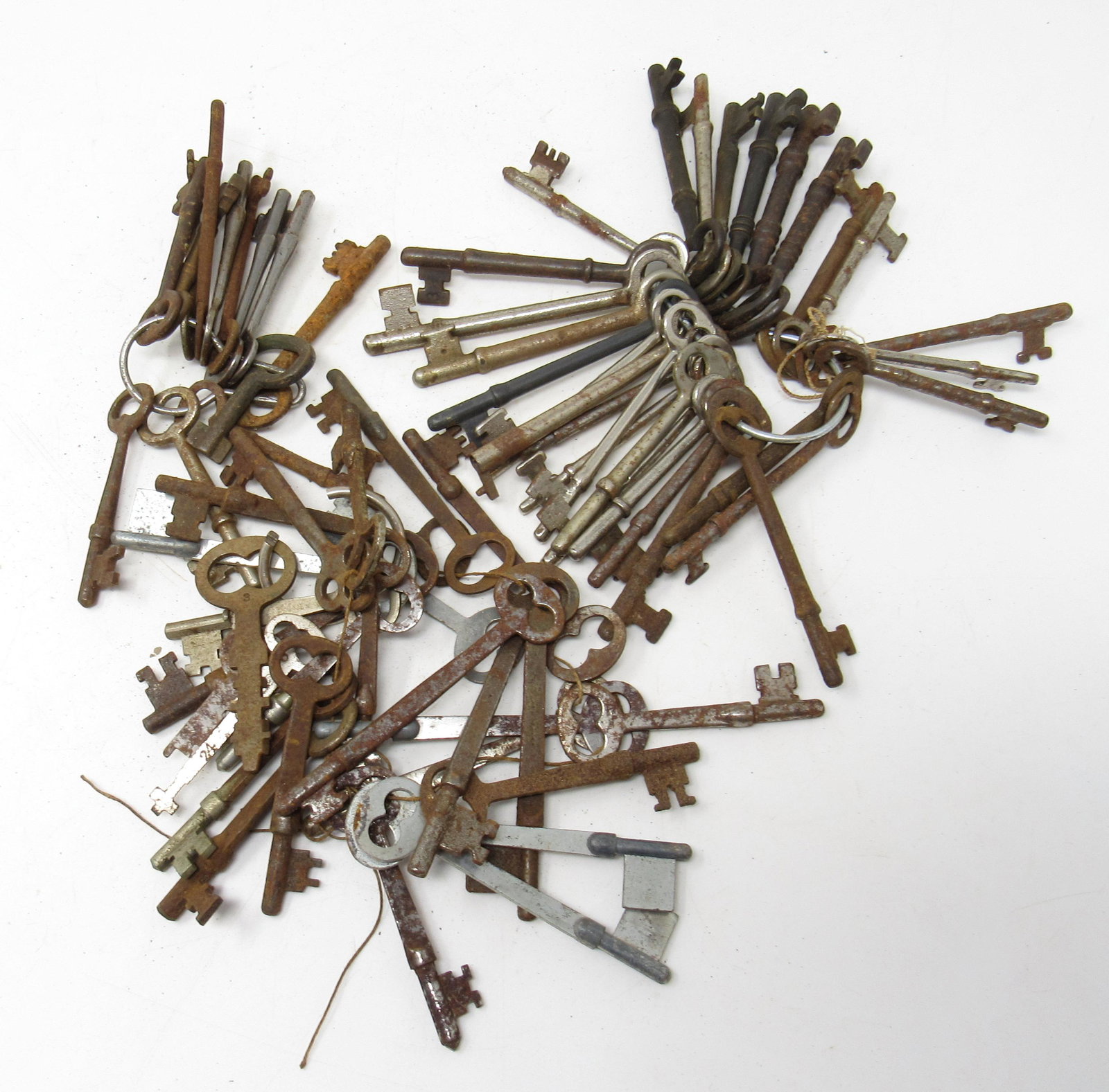 Antique & Vintage Skeleton Keys: Getting all pictured