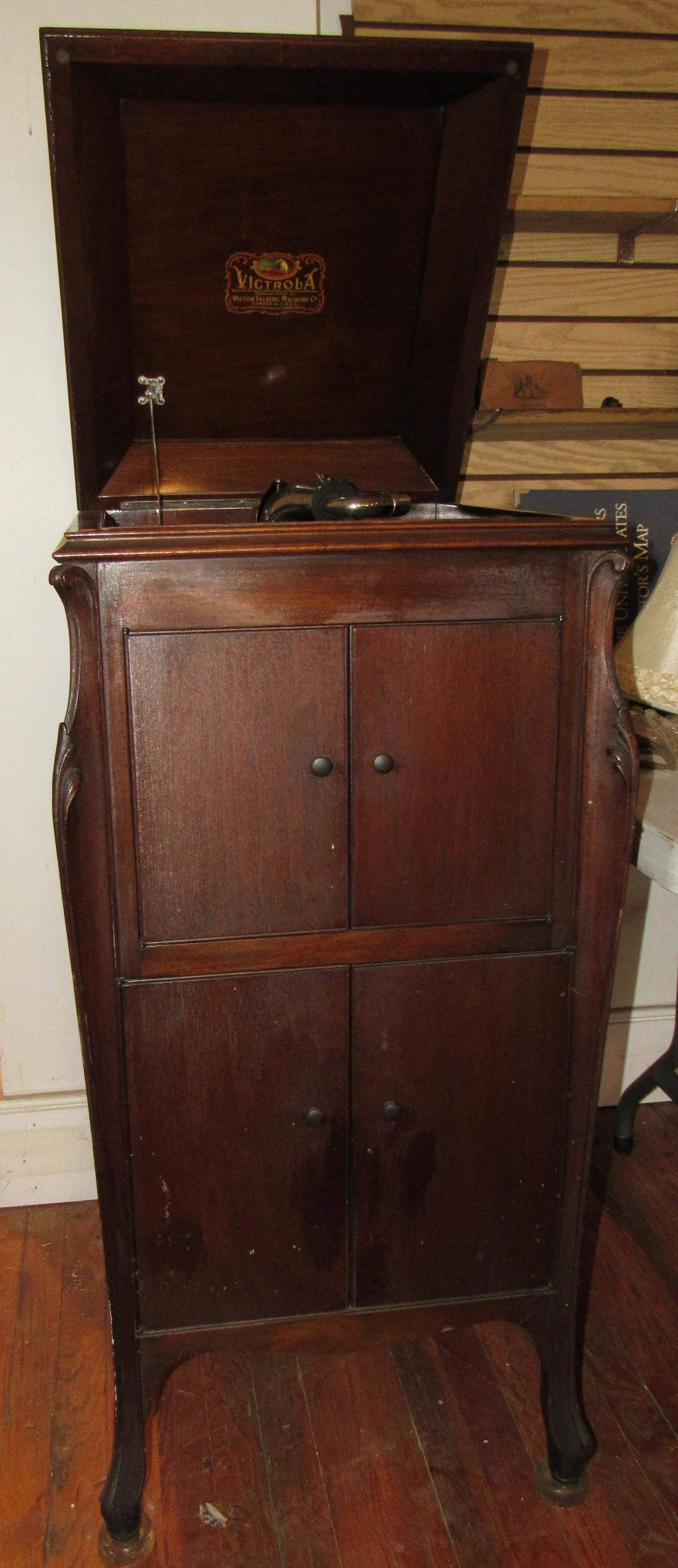 Victor Victrola VV 100 Phonograph w/ No 2 Reproducer: Approx 20" x 22 1/2" x 45" tall