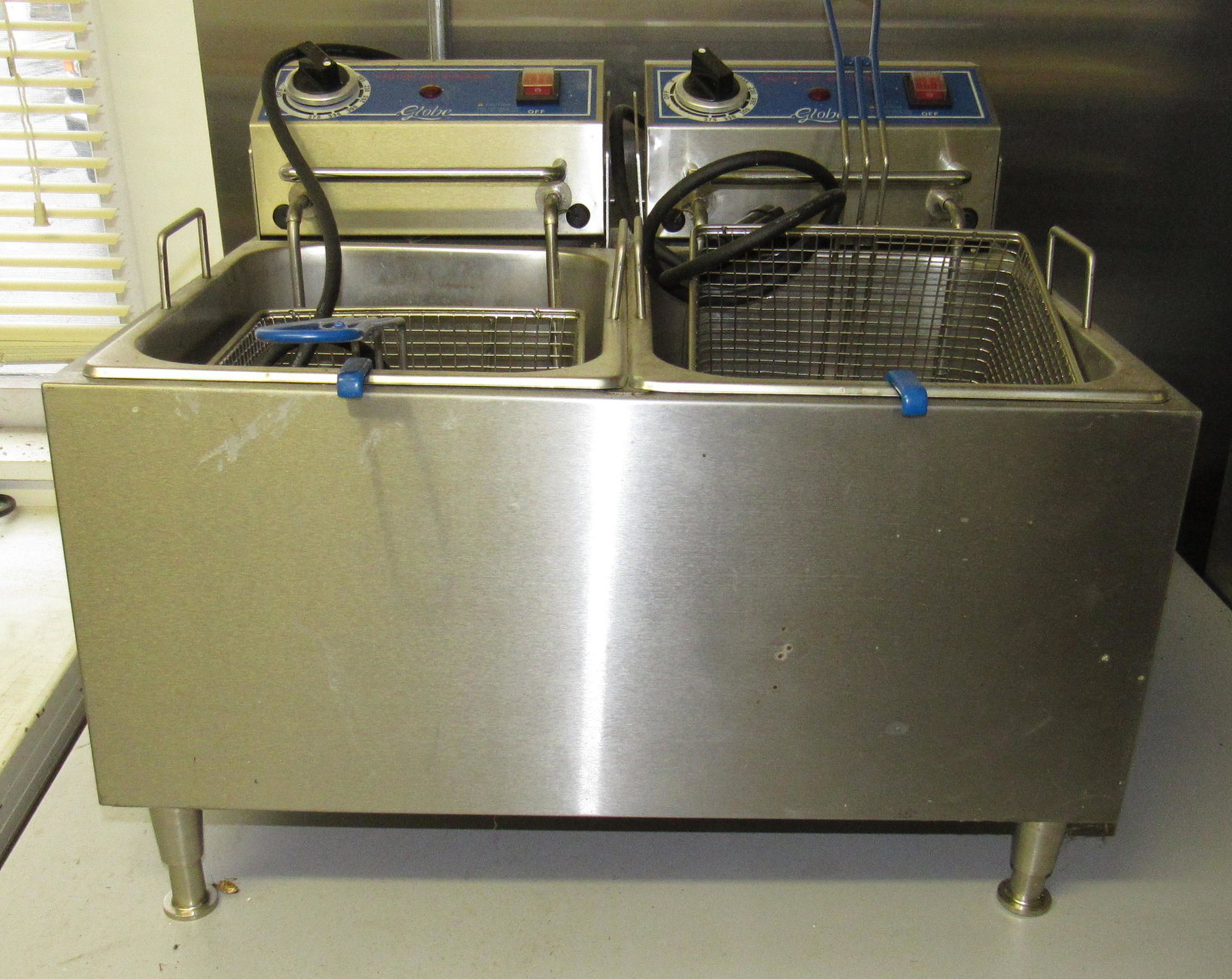 Globe Deep Fryer Model PF32E: Apprx 21 3/4" x 17 1/2" x 17" tall