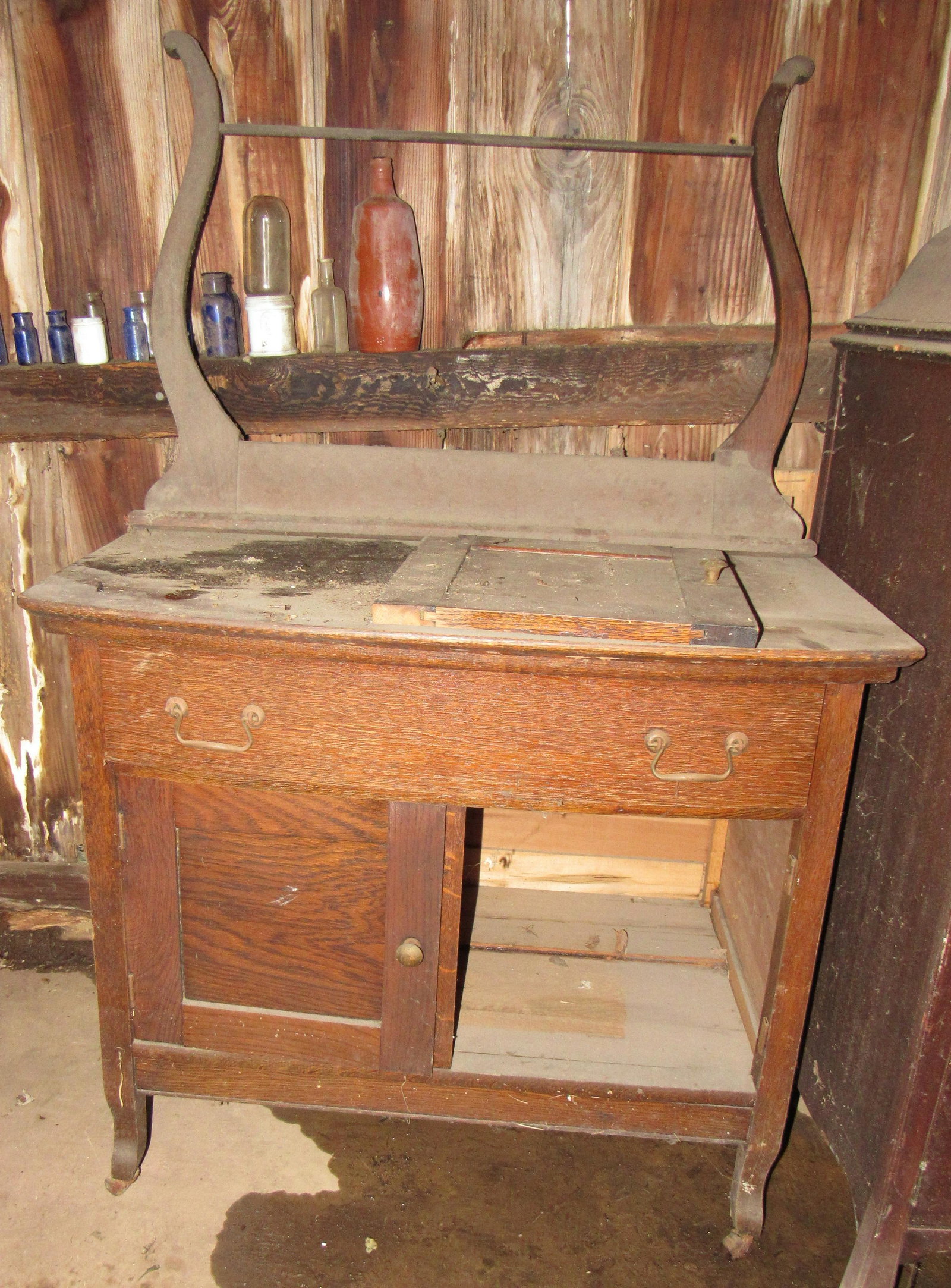 Oak Washstand: Approx 19" x 33" x 29 1/2" tall