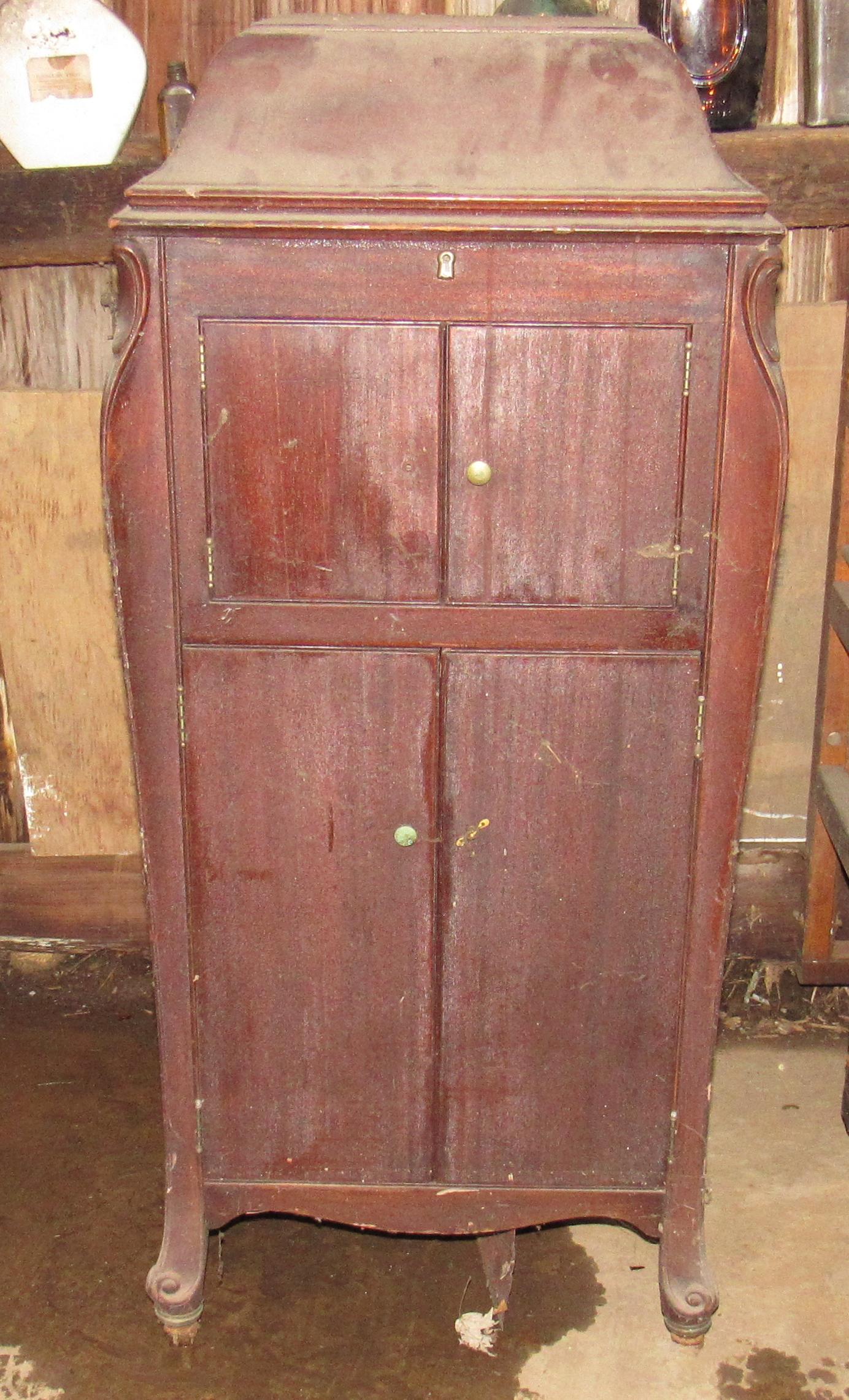 Victor Victrola Phonograph: Approx 45" tall