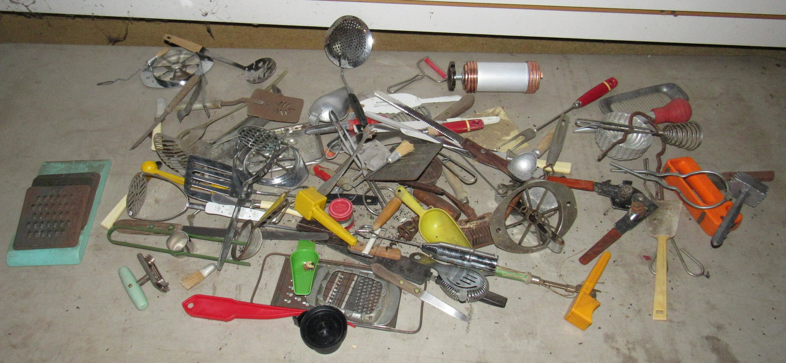 Vintage Kitchenware Utensils & Misc: Getting all pictured