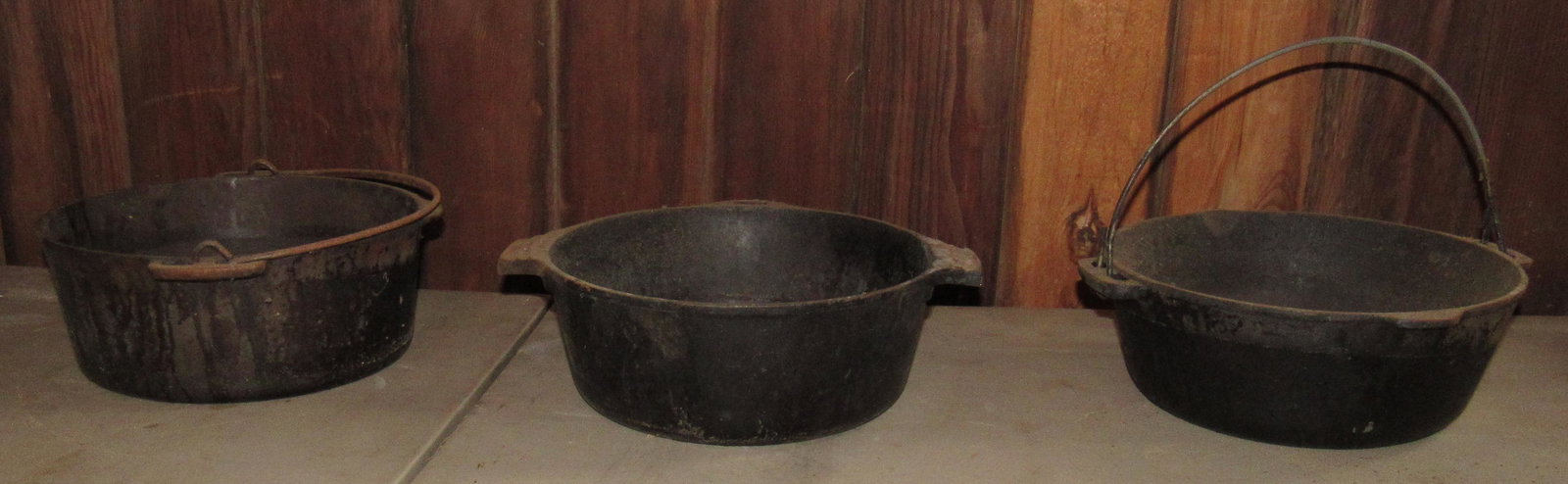 Cast Iron Dutch Ovens Incl Griswold No 8: Middle is Griswold No 8 with small logo