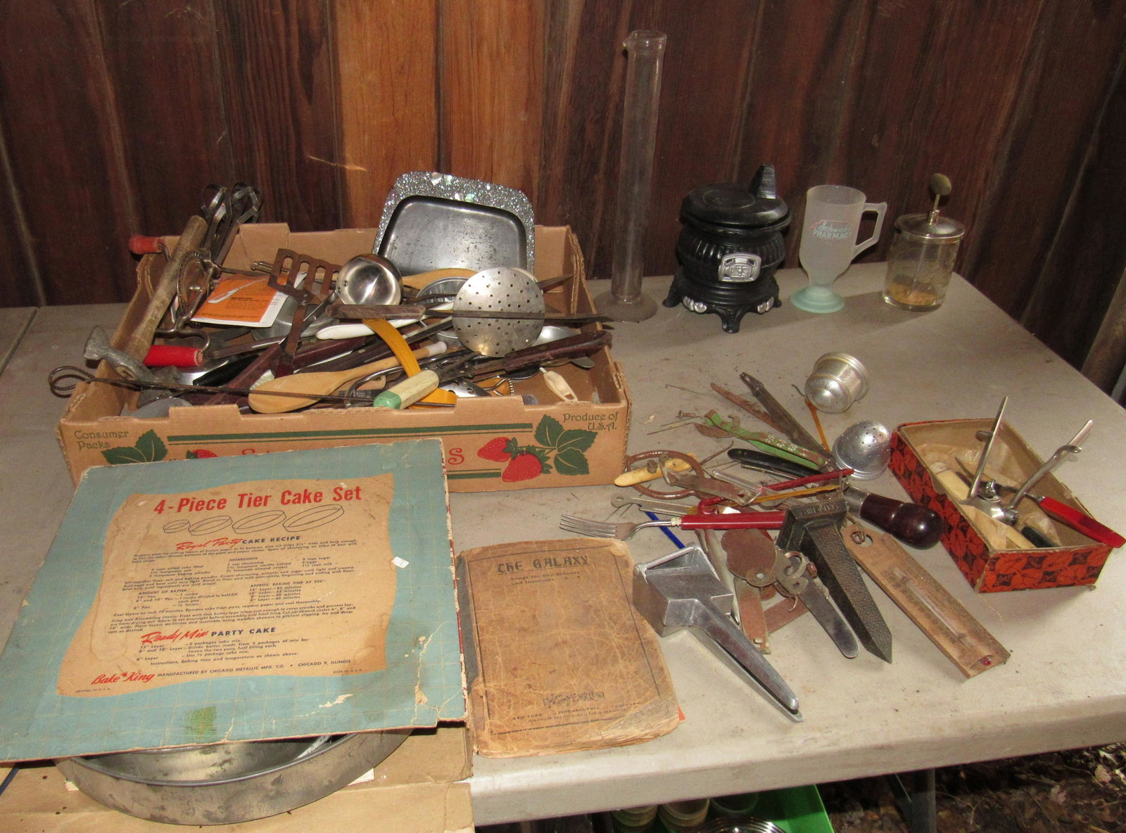 Vintage Kitchenware Beaker Chopper & Misc: Getting all pictured