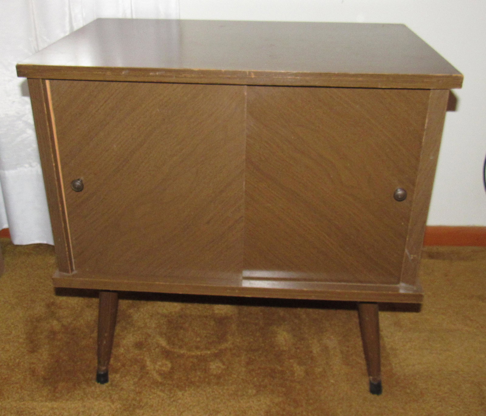Mid Century Modern End Table: Approx 16" x 24" x 24" tall