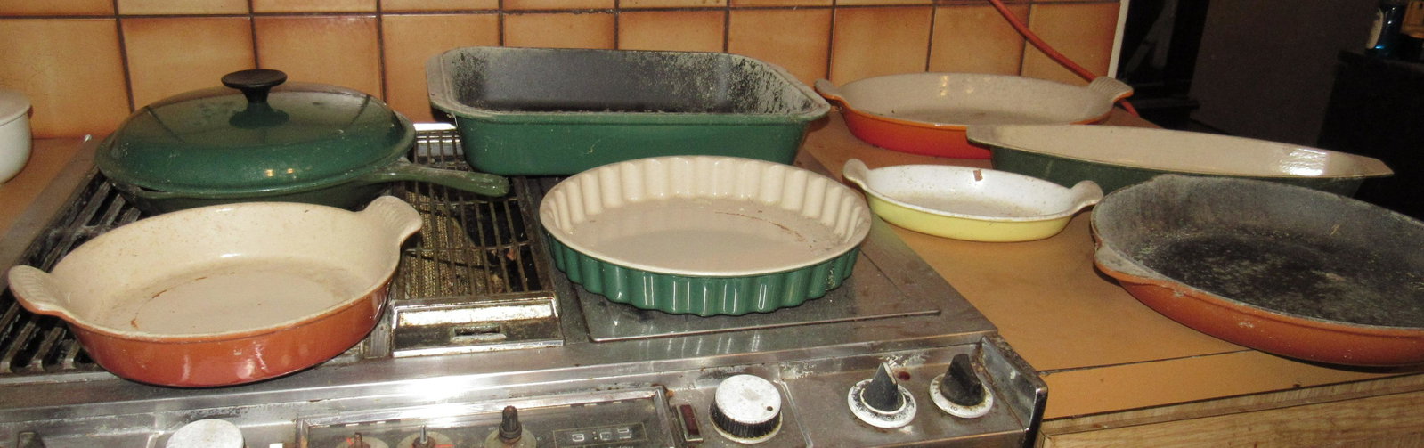 Le Creuset Cast Iron Enamel Cookware Skillets: Includes skillet Bake Pans Pie plate , casseroles.