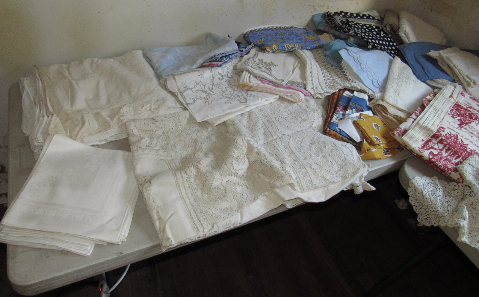 Tableclothes & Misc Linens: Getting all pictured on table