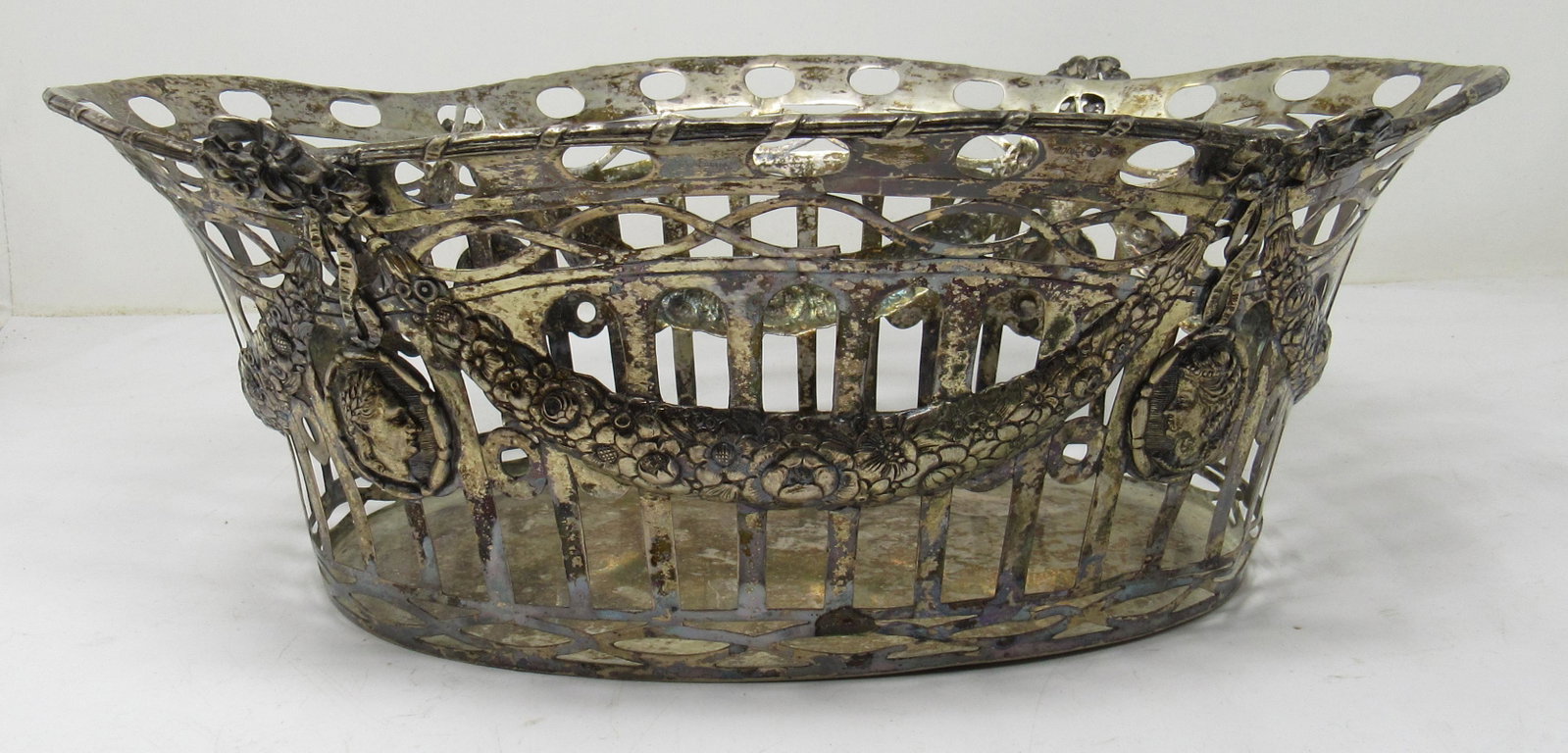 800 Silver Fruit / Bread Basket 810 Grams: Approx 10" x 13 1/4" x 5" tall and weighs approx 810 grams