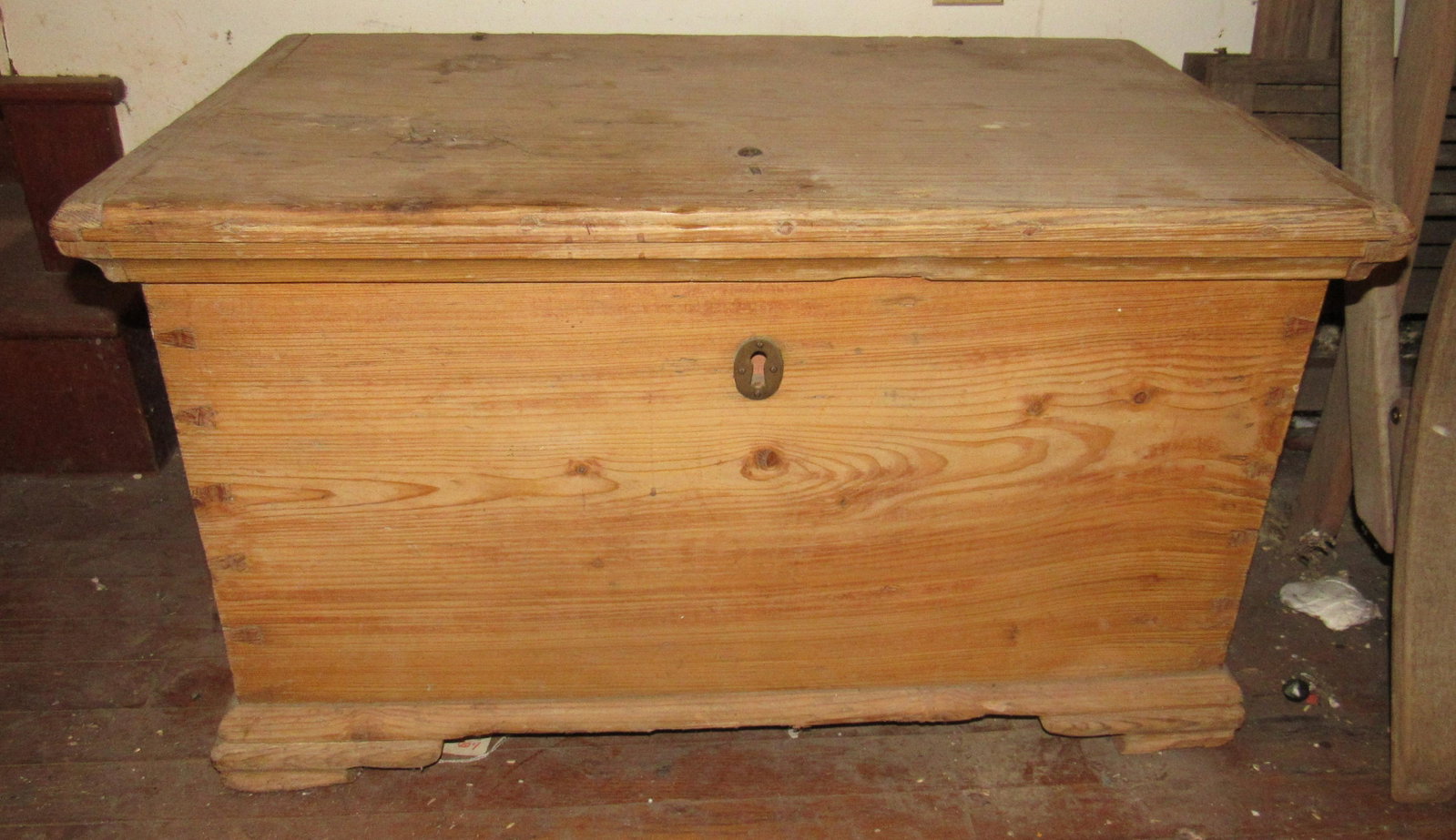 Scrub Pine Cedar Lined Chest with Clothing: Apprx 19 1/4" x 31 1/2" x 17 3/4" tall