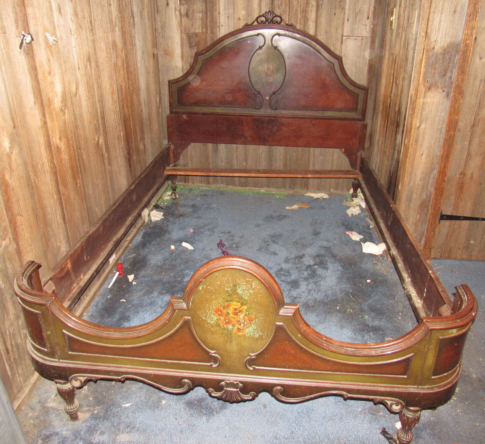 Bed: Approx 56 1/2" wide and 84" long