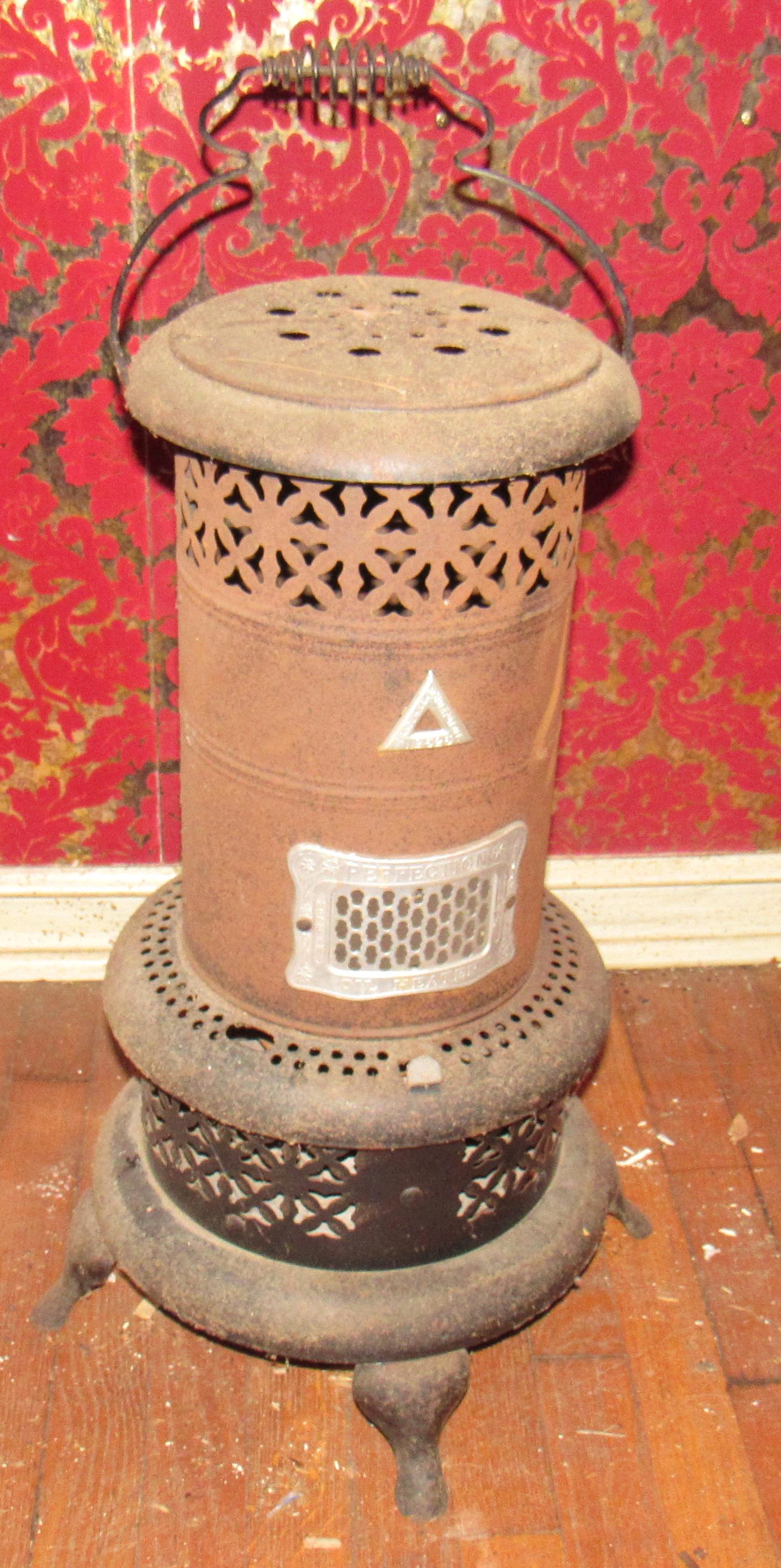 Antique / Vintage Kerosene Heater: Approx 24 1/2" tall