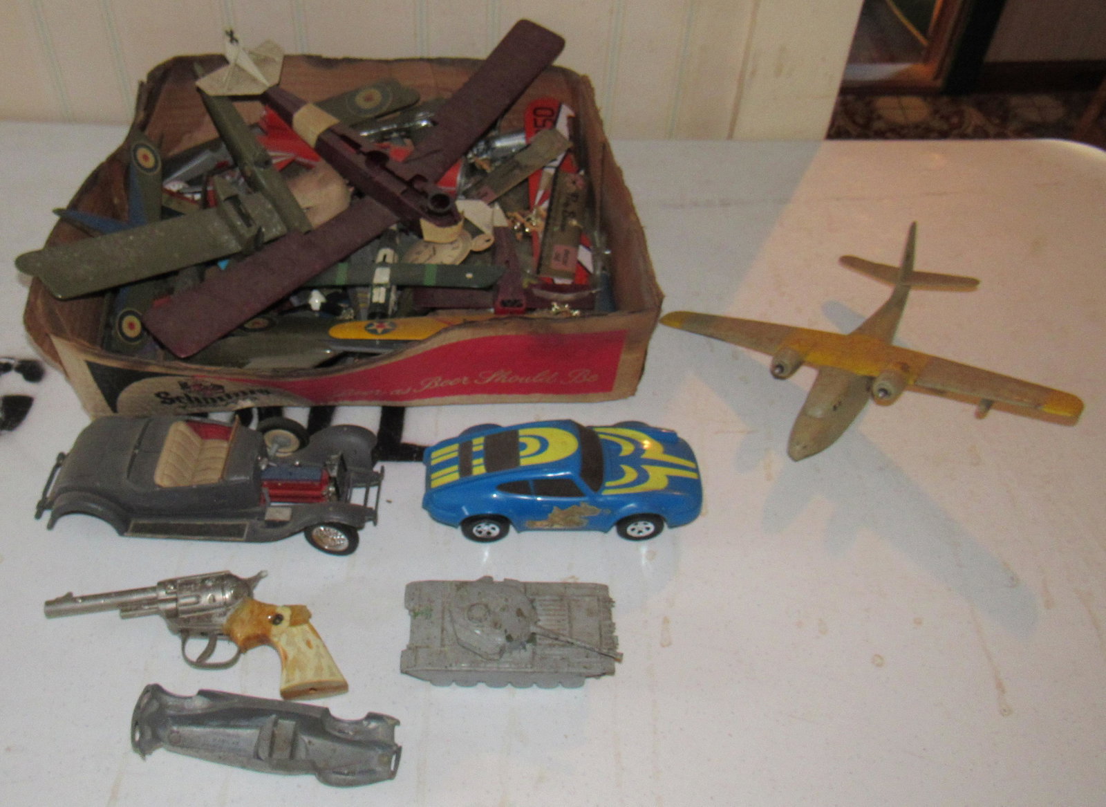 Plane / Toy Model Parts Dinky Centurion Tank: Getting all picture on table.