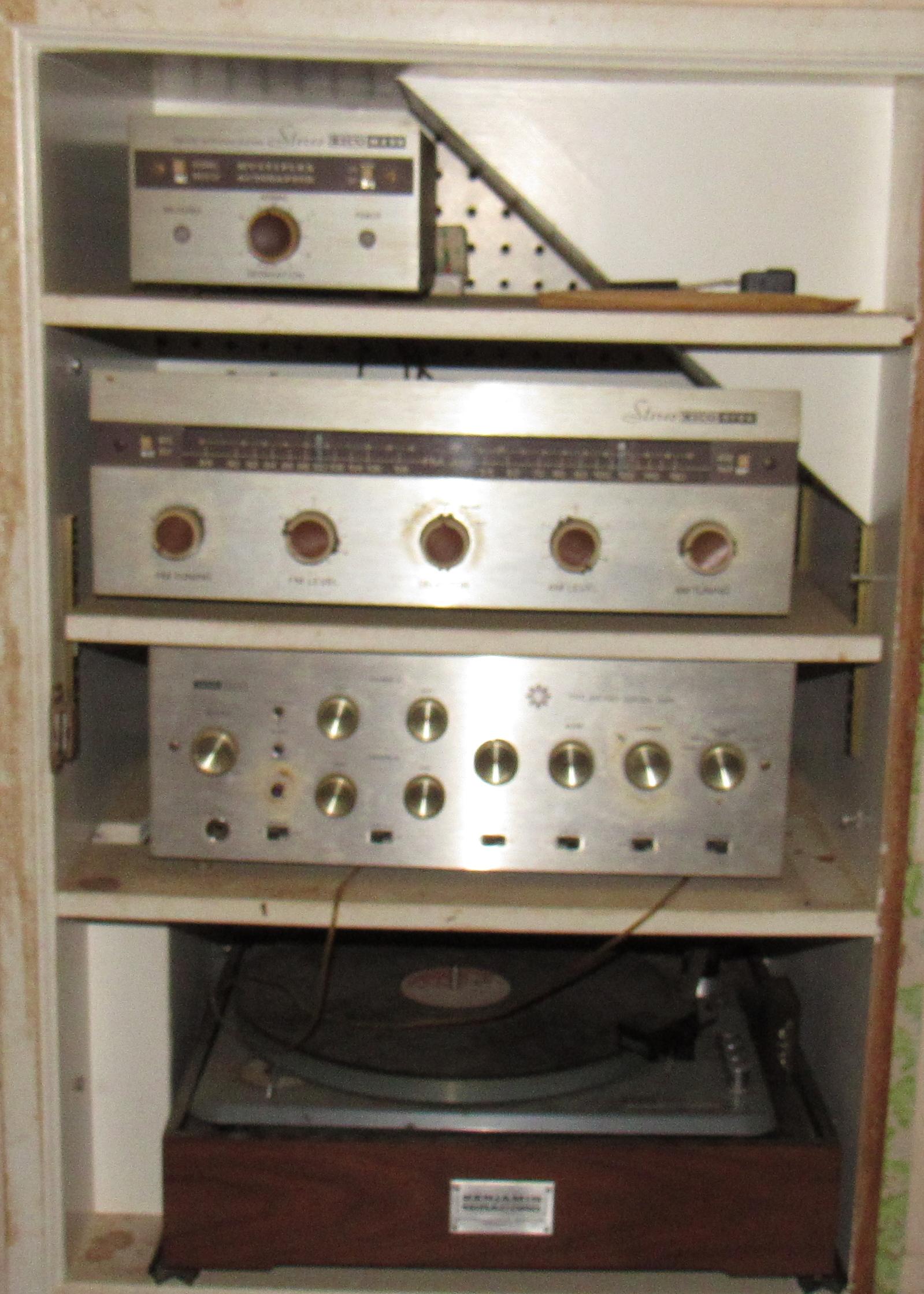 Eico Harmon Kardon A500 Benjamin Miracord Tunrtable: Lot includes Eico MX99 Adapter, Eico St96 Tuner Receiver, Harmon Kardon A500 Tube Amplifier, and Benjamin Miracord turntable.Buyer must unhook and remove.