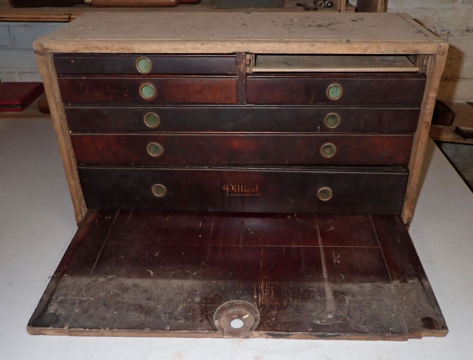 Pilliod Machinists Box w/ Taps: Apprx 8" x 20" x 11 1/4" tall.