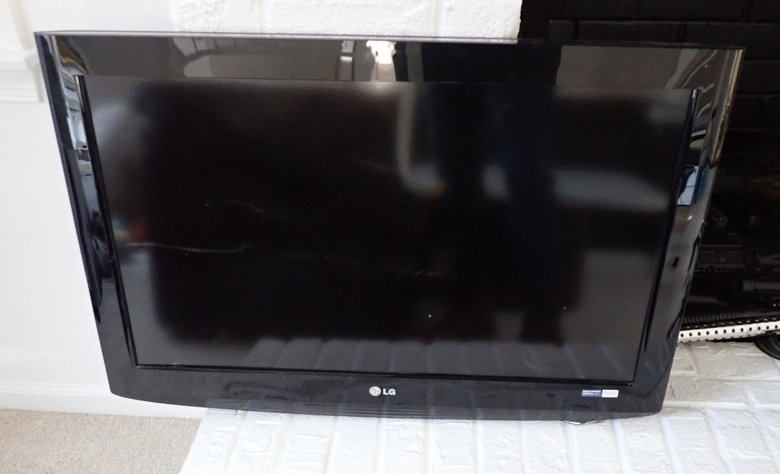 LG Flat Screen TV: Approx 31" . No cord