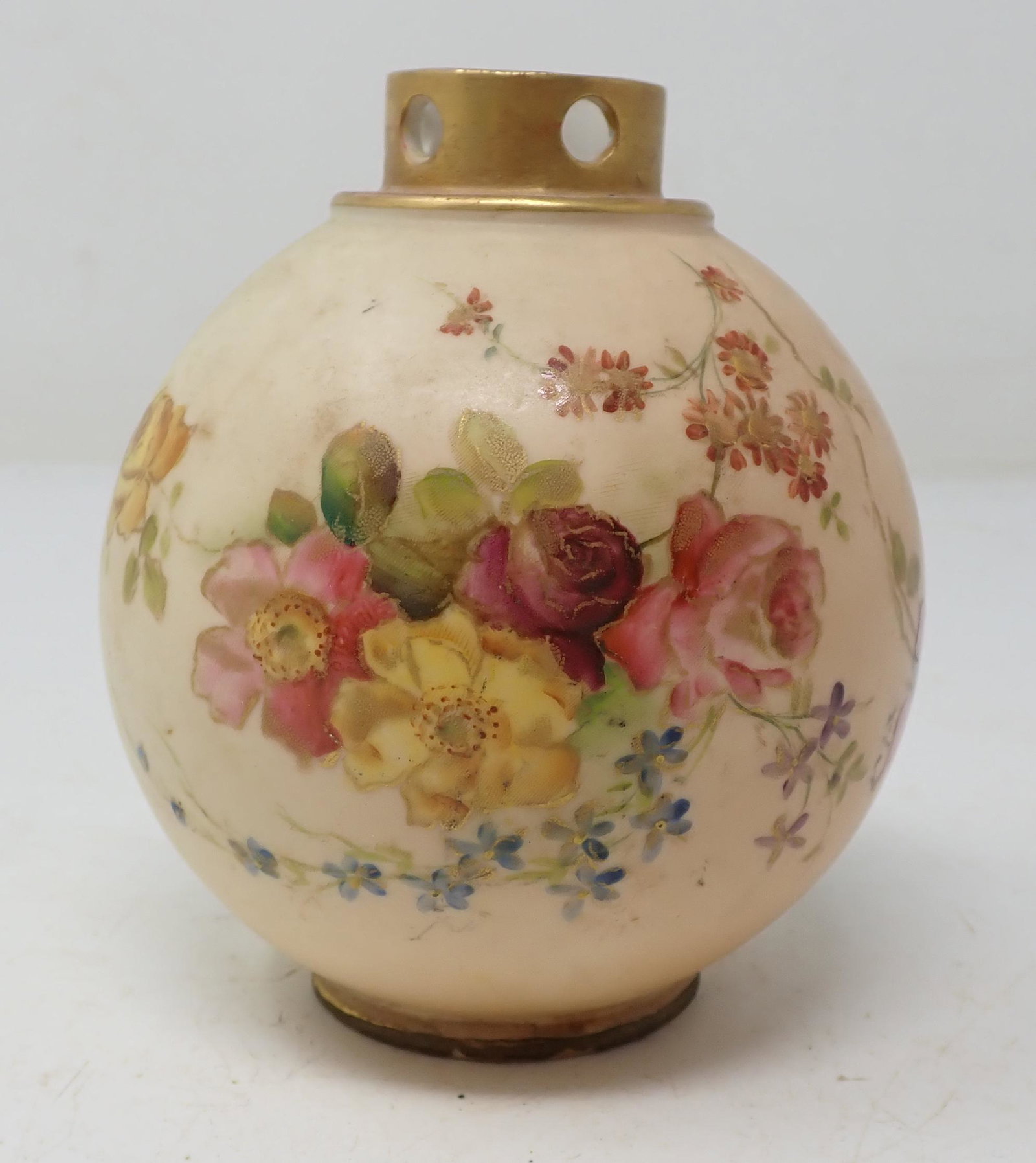 Royal Worcester No 1039 Potpourri Vessel: Approx 3 1/2" in diameter and 4 1/4" tall