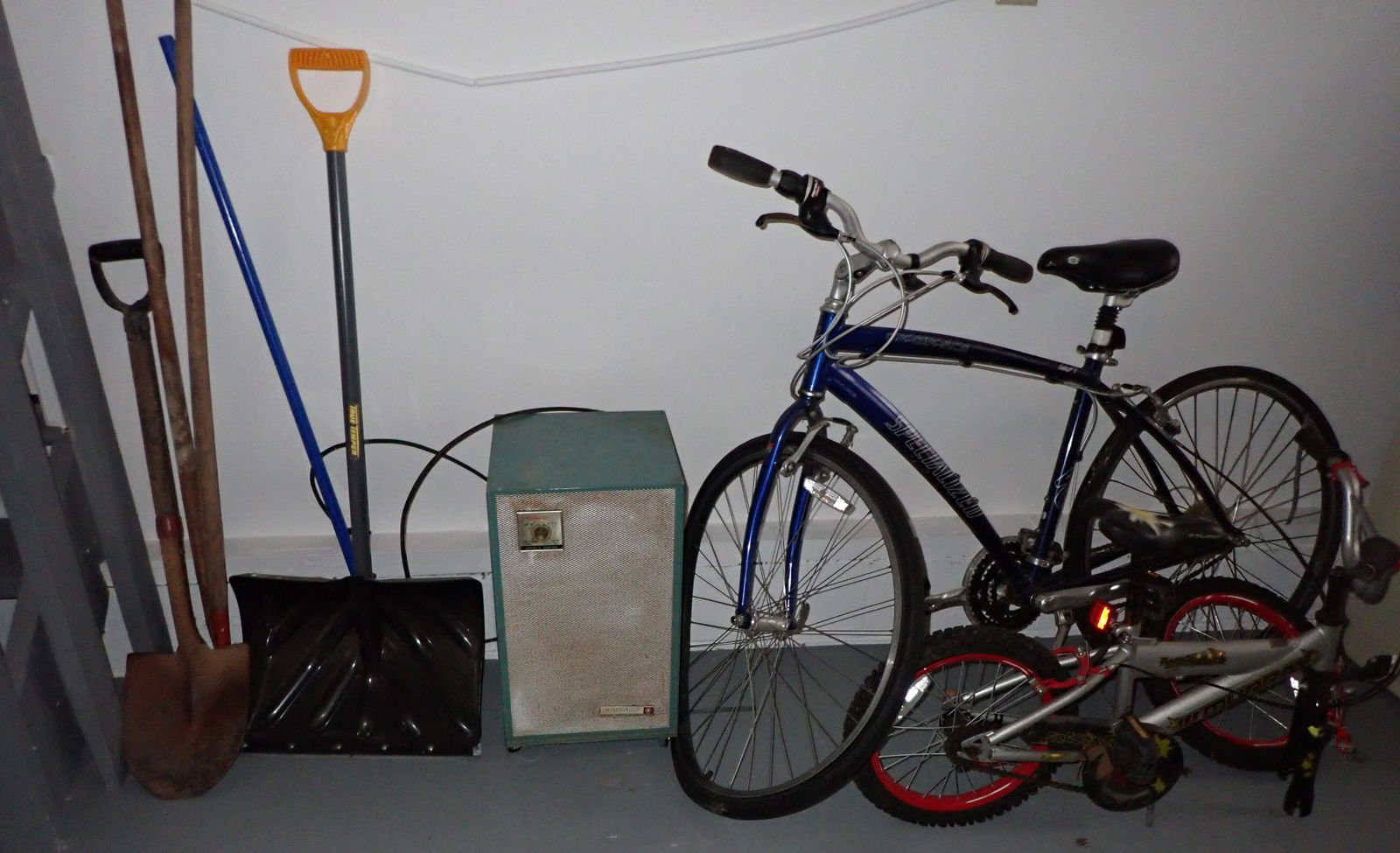 Snow Shovel Garden Tools Bikes: Take what you want and leave the rest