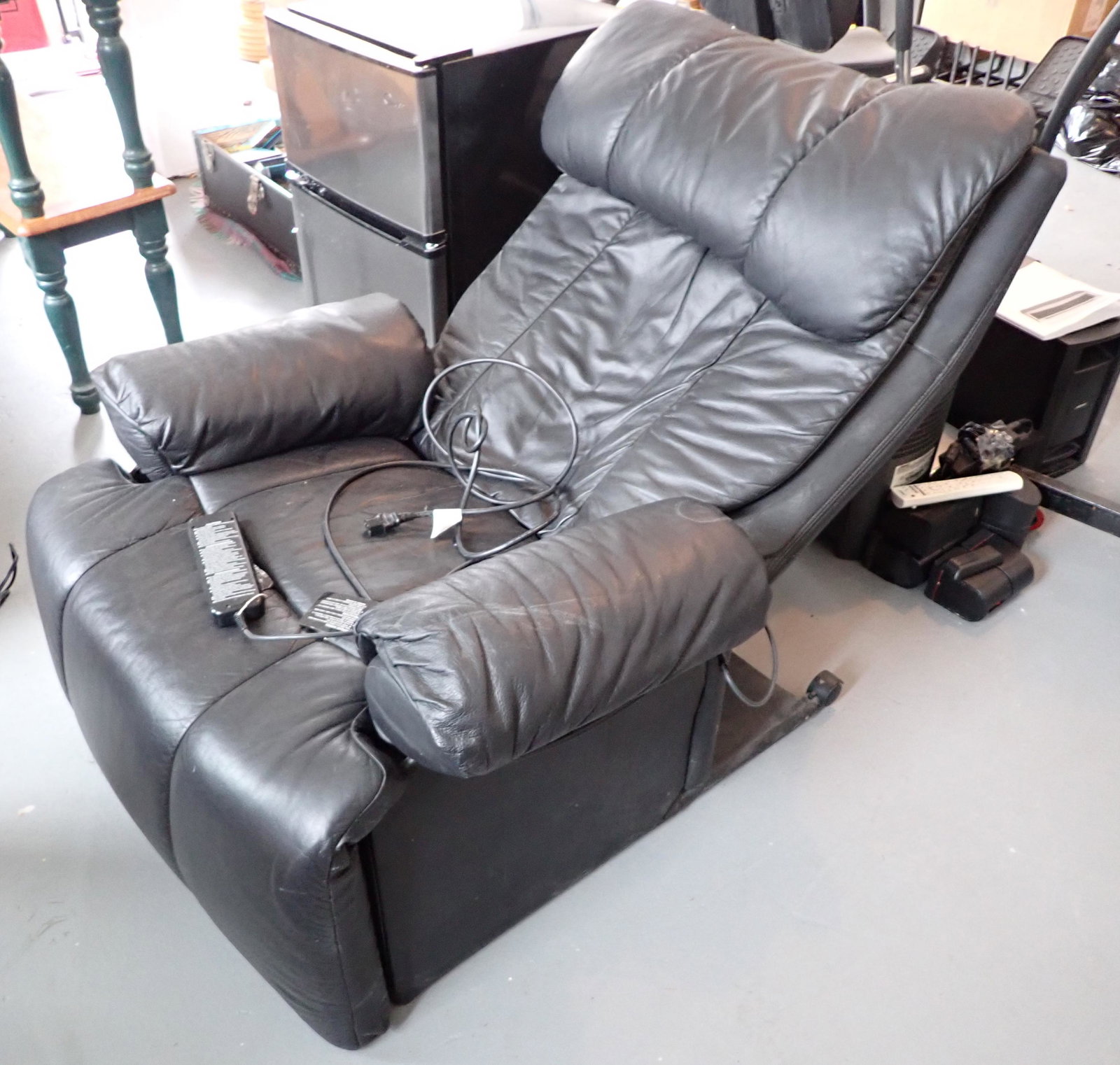 Recliner / Massage Chair: Recliner