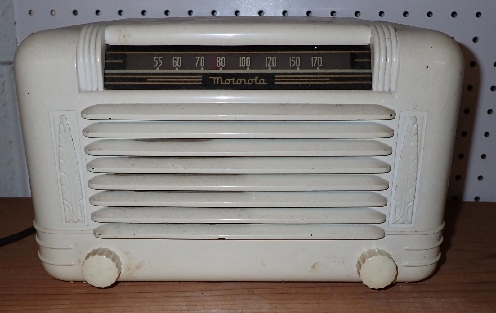 Motorola 65x12-A Bakelite Tube Radio: Approx 6" x 12 5/8" x 8" tall