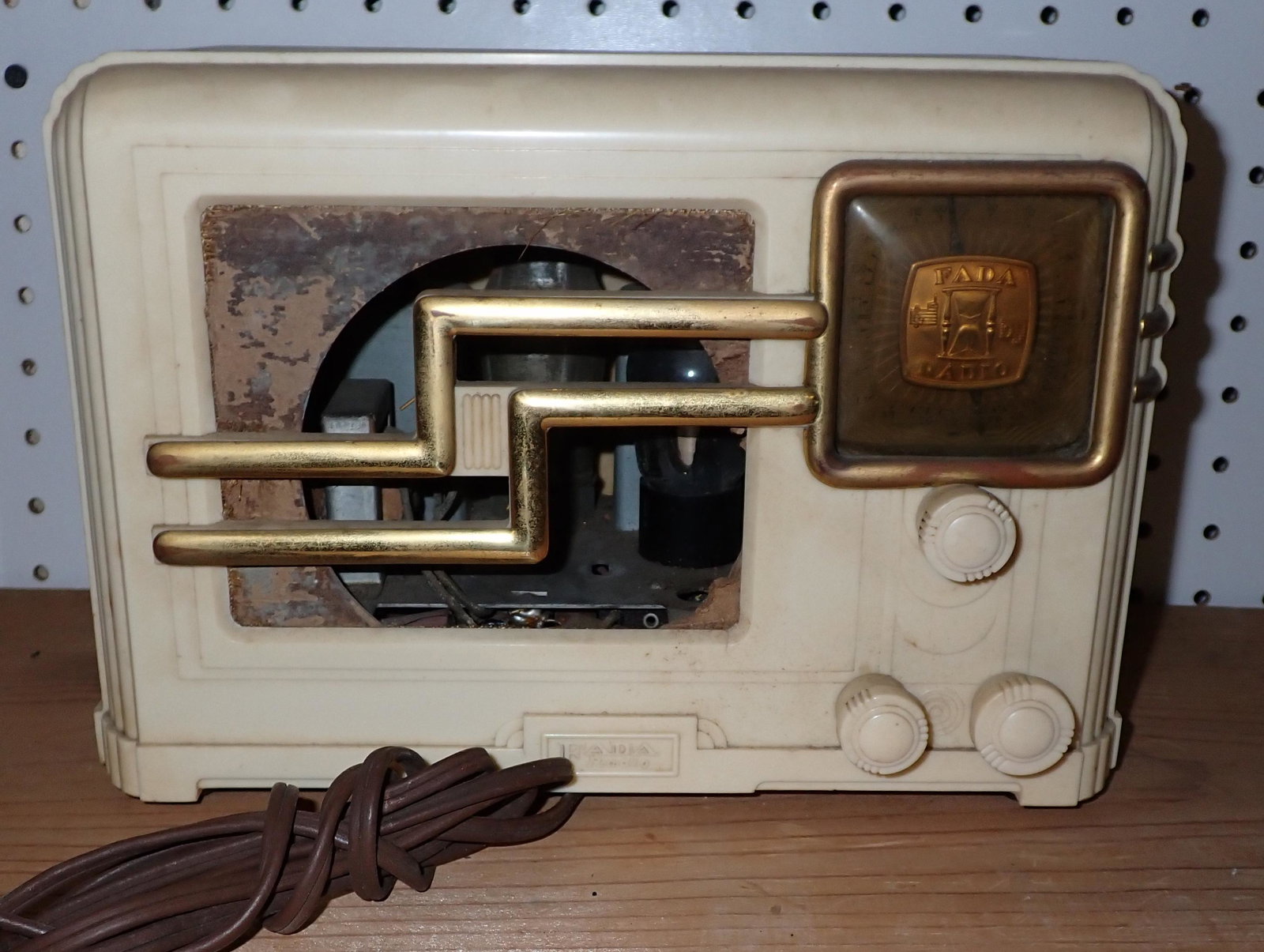 Fada Bakelite Tube Radio: Apprx 5 1/2" x 10 3/4" x 7 1/4" tall
