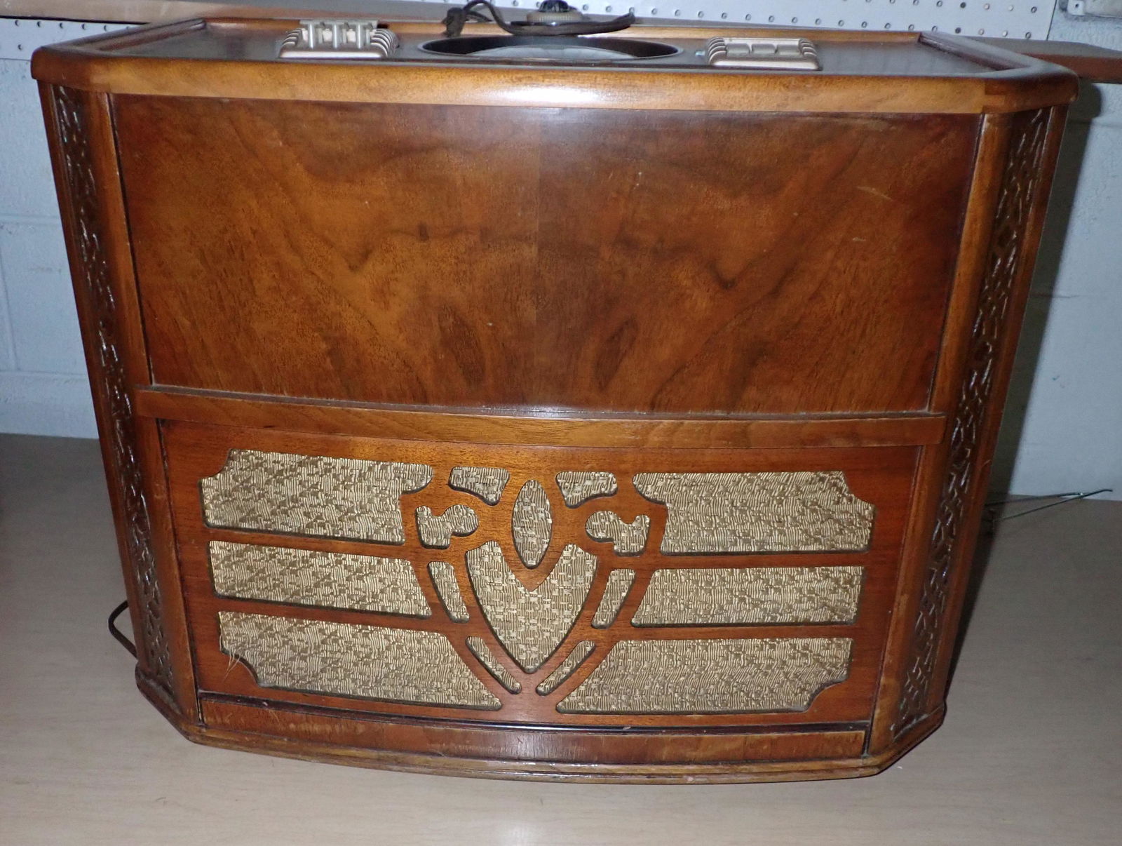 Zenith 10A-1 Floor Model Radio: Approx 15 1/2" x 26" x 21 1/4" tall.