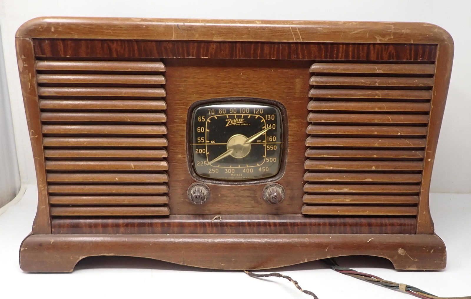 Zenith Table Top Radio: Approx 9 1/4" x 18 1/2" x 10 1/2" tall