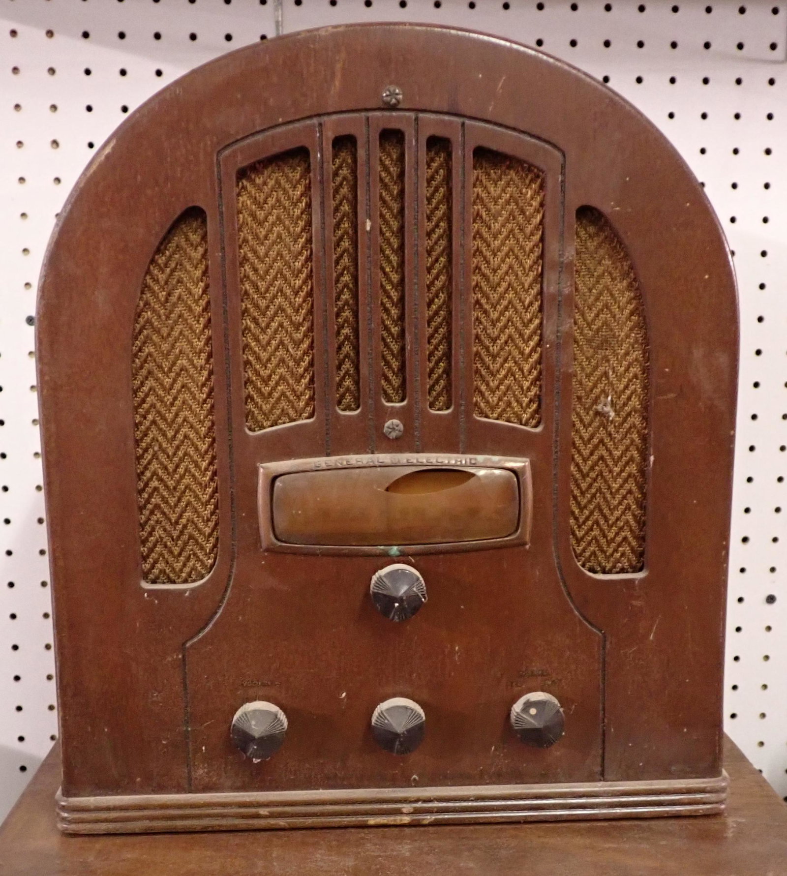 General Electric FB-52 Battery Receiver: Approx 9 1/4" x 14" x 15 1/2" tall