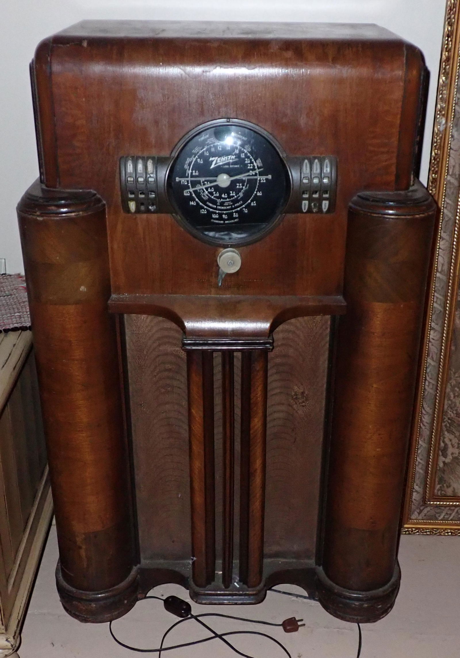 Zenith Console Radio Case: Apprx 12 1/2" x 26" x 44" tall