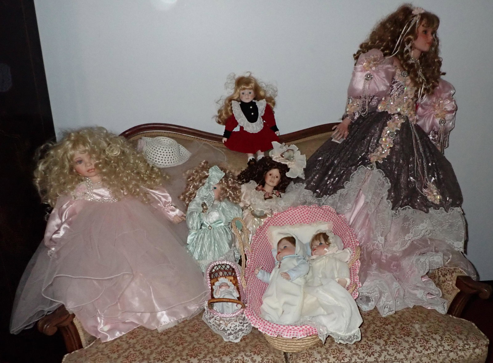 Rustie Mann Duck House Heirloom & Misc Dolls: Getting all dolls pictured. Largest is approx 42"