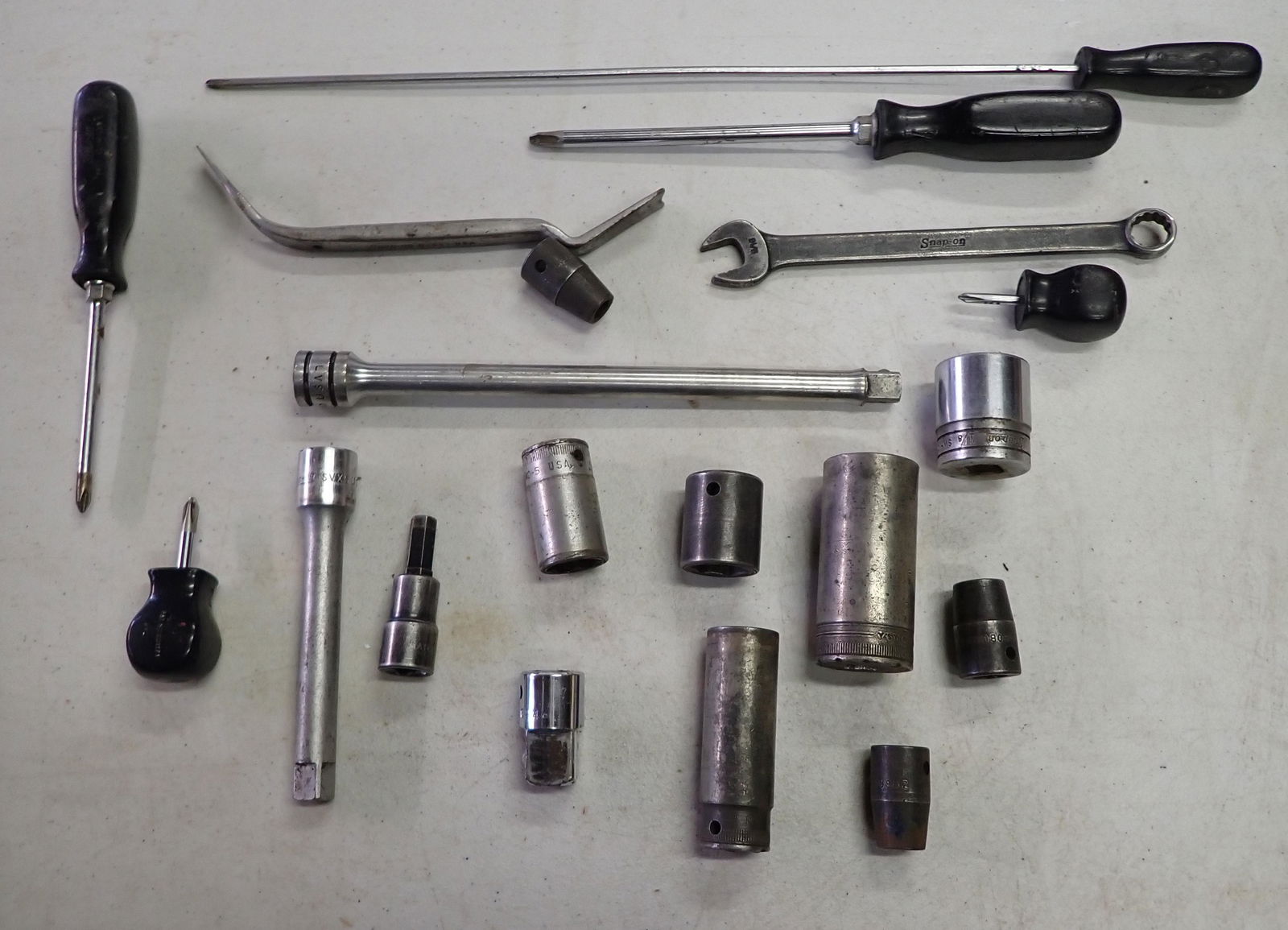 Snap On Tools Screwdrivers Sockets Extensions: One adapeter is Mac. Getting all pictured