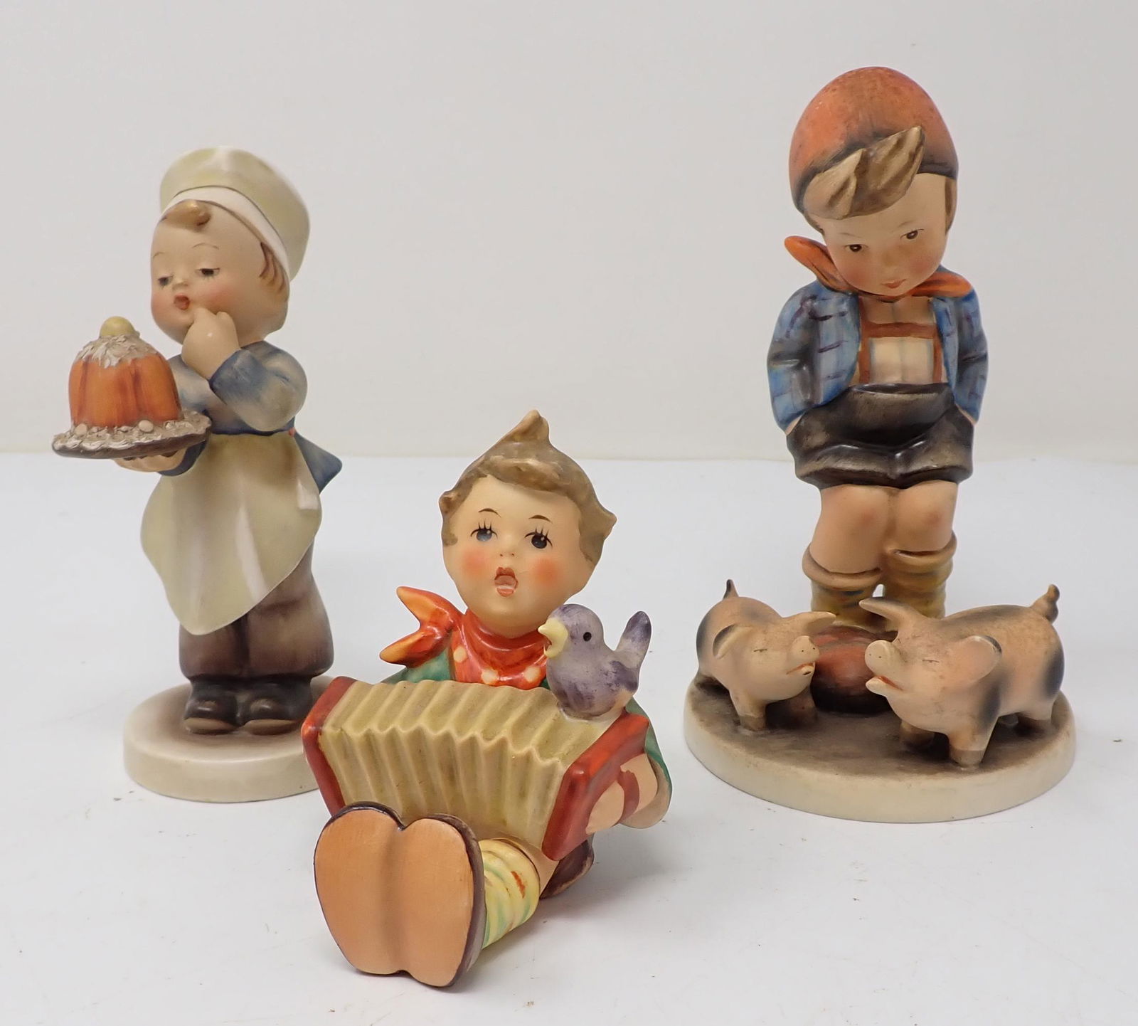 3 Hummel Goebels & Mini Plate: Tallest is approx 5 3/4" tall. Plate is apprx 4" in diameter