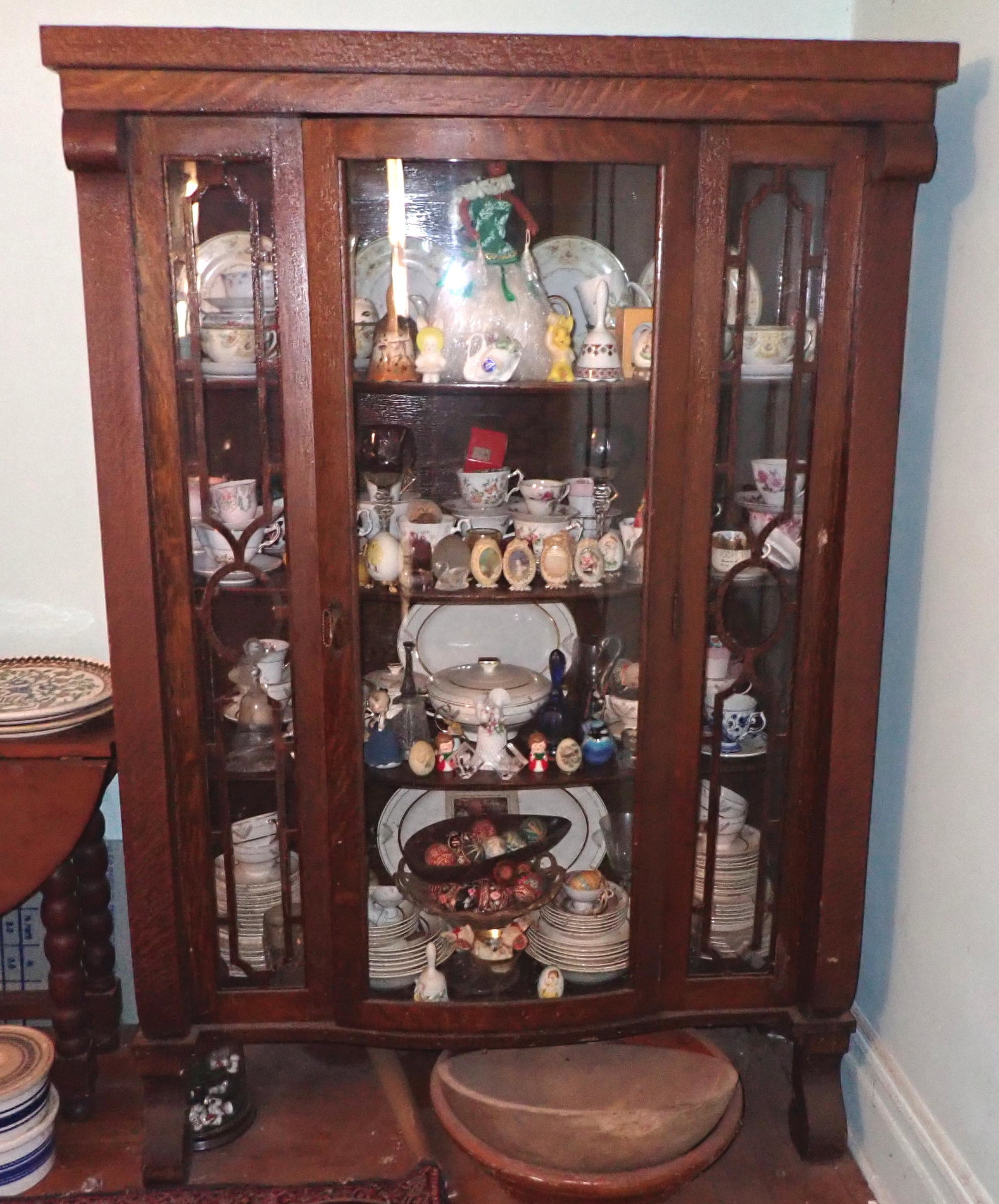 Oak China Closet: Approx 16 1/2" x 42 1/4" x 62 1/2" tall . DOES NOT INCLUDE ITEMS IN IT ! BUYER IS CAN ONLY PICK UP IN AFTERNOON