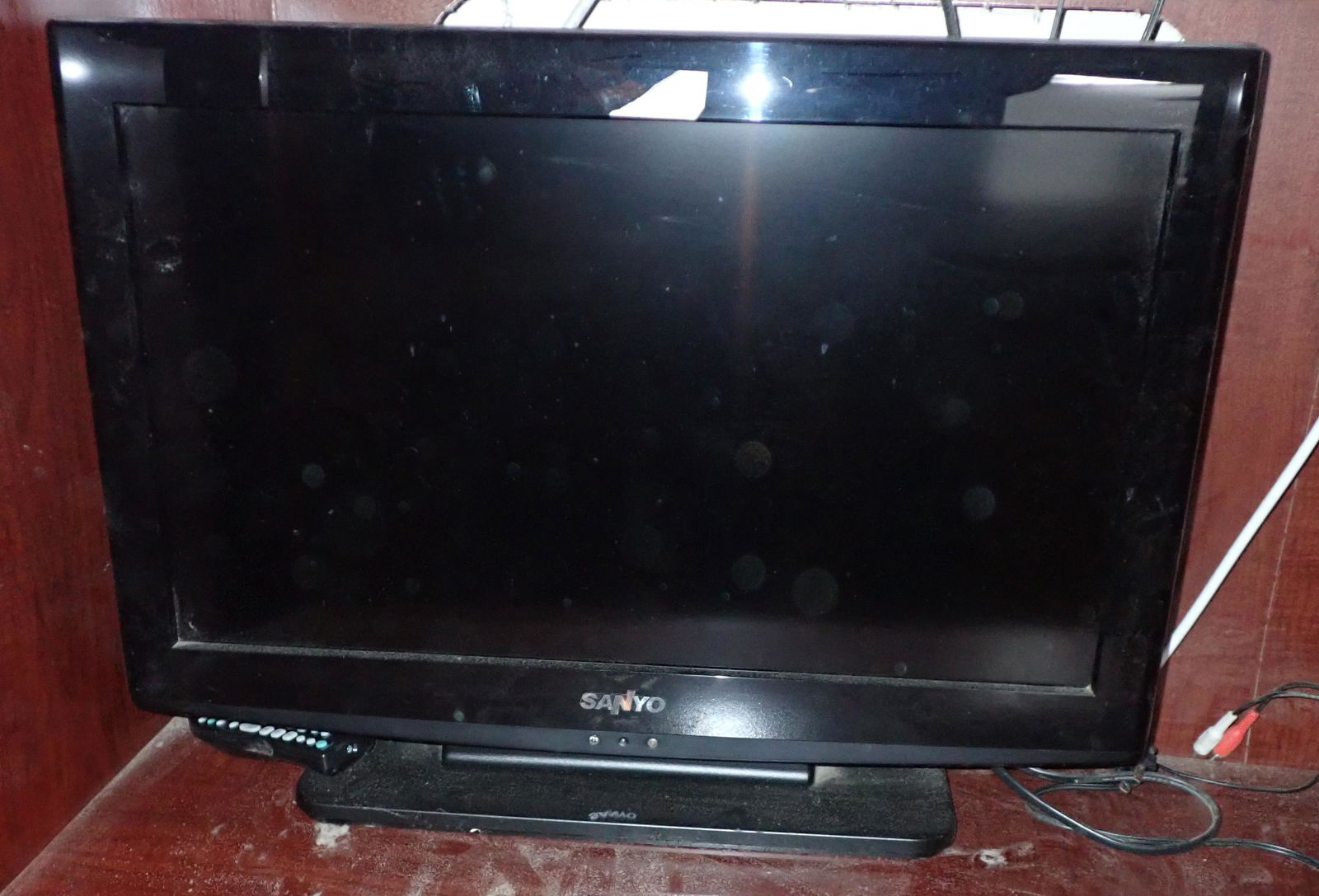 Sanyo 26" Flat Screen TV: Bring pliers to unhook cable cord.